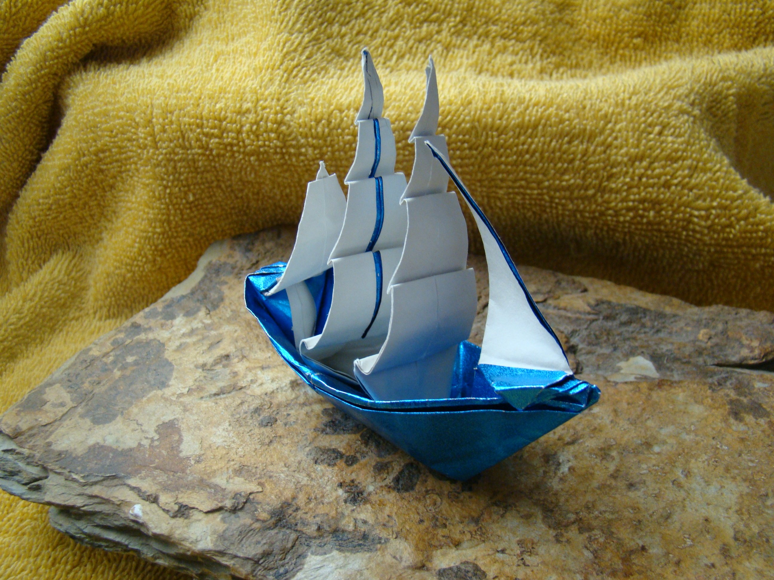 Как делаются кораблики. Оригами Фрегат кораблик. Оригами кораблик парусник. Кораблик Трехмачтовый из бумаги. Корабль из картона.