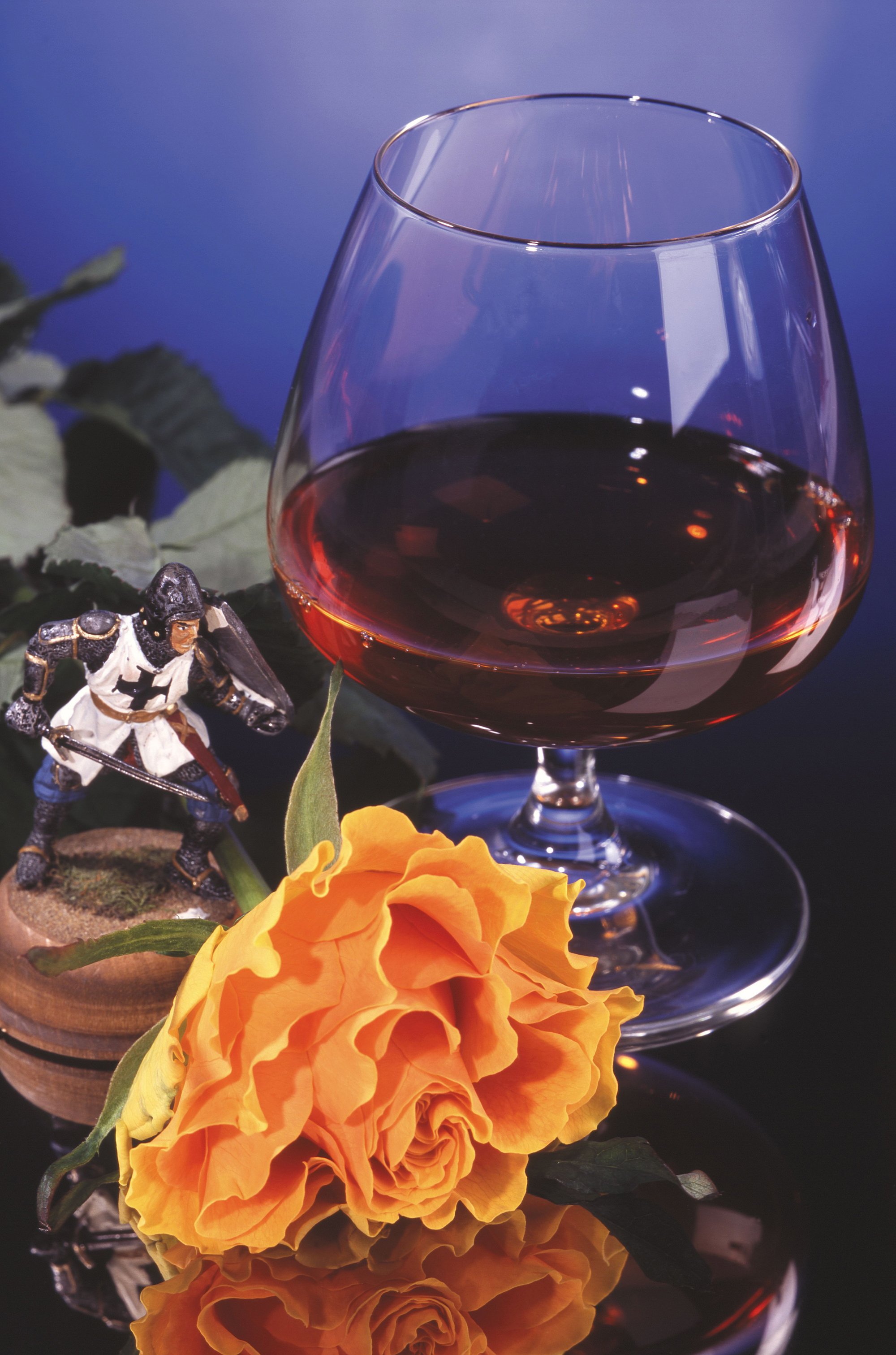 Добрый вечер день рождения. Вино и цветы. Красивые фужеры с цветами. Коньяк и розы. Коньяк и цветы.