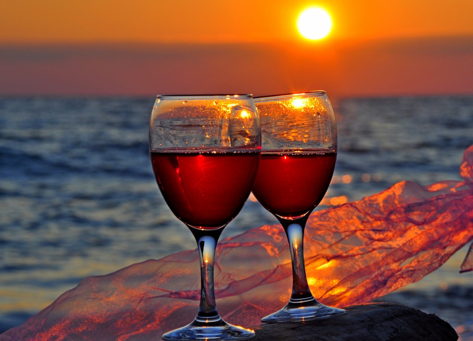 Пусть будет полон счастьем дом. Бокал с вином на фоне моря. Вино и море. Добрый вечер у моря с вином. Бокал вина на море.