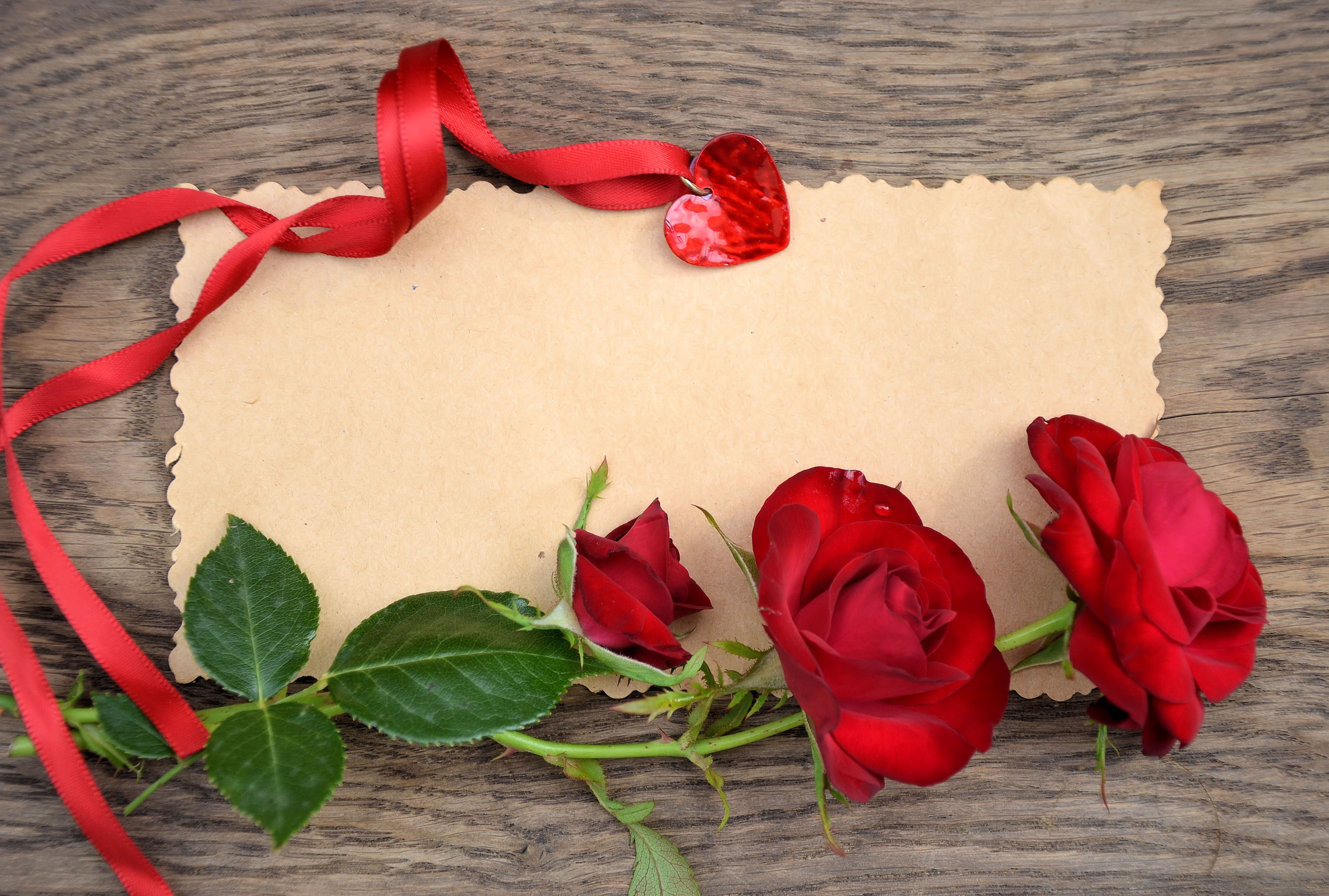 Поздравительная открытка розе. Красные розы открытка. С днем рождения розы. Розы поздравление. Фон с розами для поздравления.