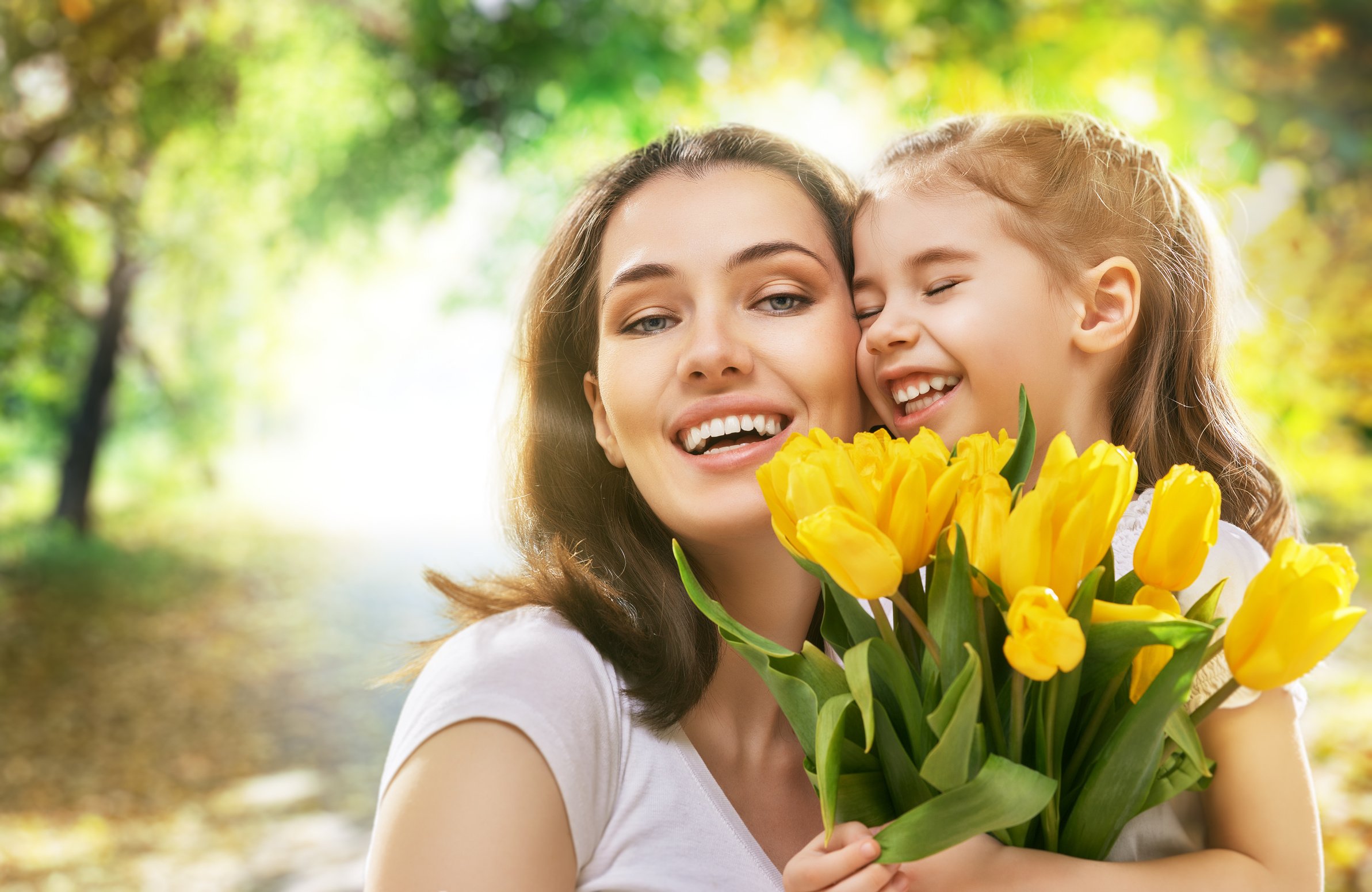 Праздник мама и цветы. День матери. С днем мамы. Ребенок дарит цветы маме. Цветы для мамы.