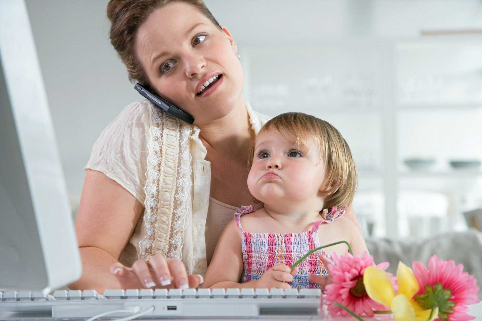 Сижу у мамы на работе. Женщина с ребенком за компьютером. Компьютер для детей. Мама с ребенком у компьютера.