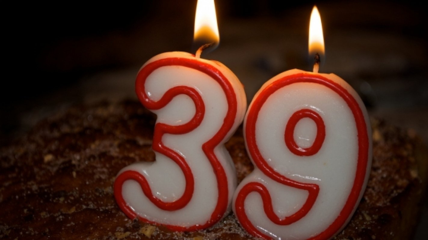 Поздравление с 34 летием. 39 Лет день рождения. Торт с 39 летием. Свечи для торта. С днём рождения 39 летием.