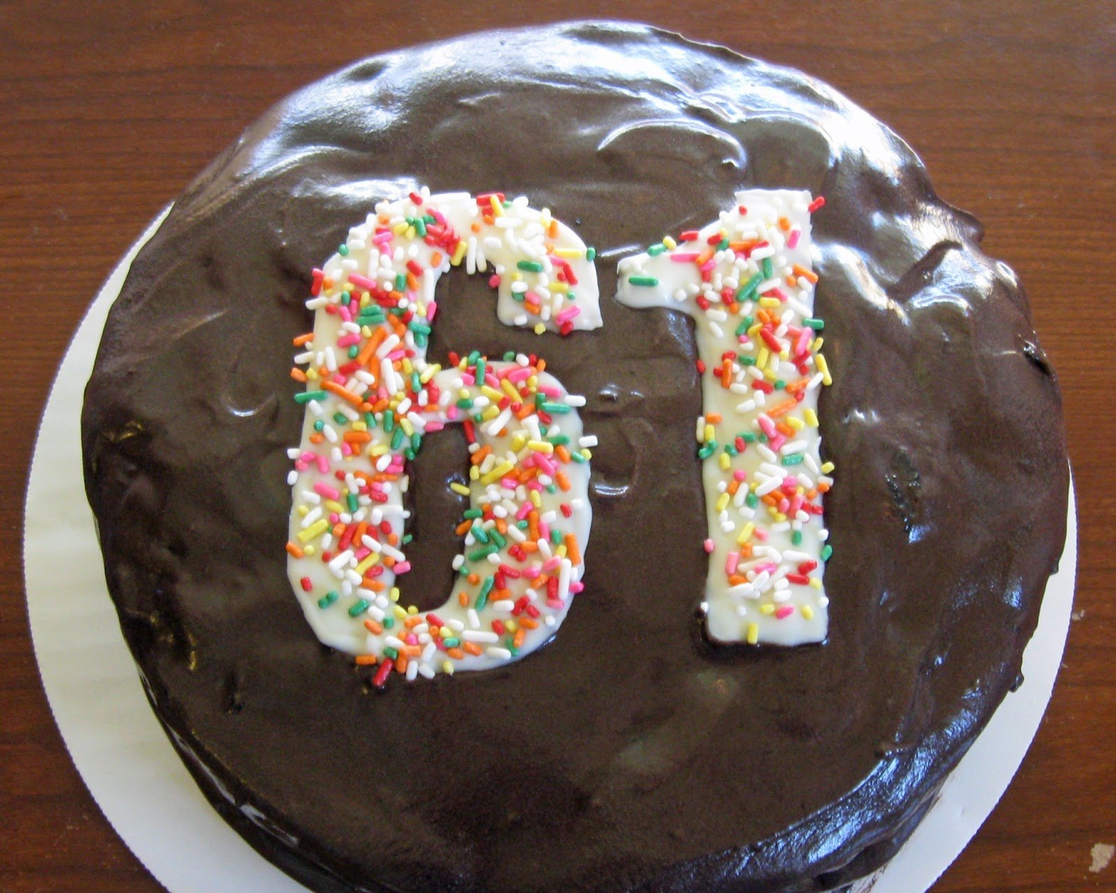 Поздравления с днем рождения 61 год женщине. Торт с днем рождения 61 год. Торт с 61 летием женщине. Поздравляю с 61 летием. Торт на день рождения женщине 61 год.