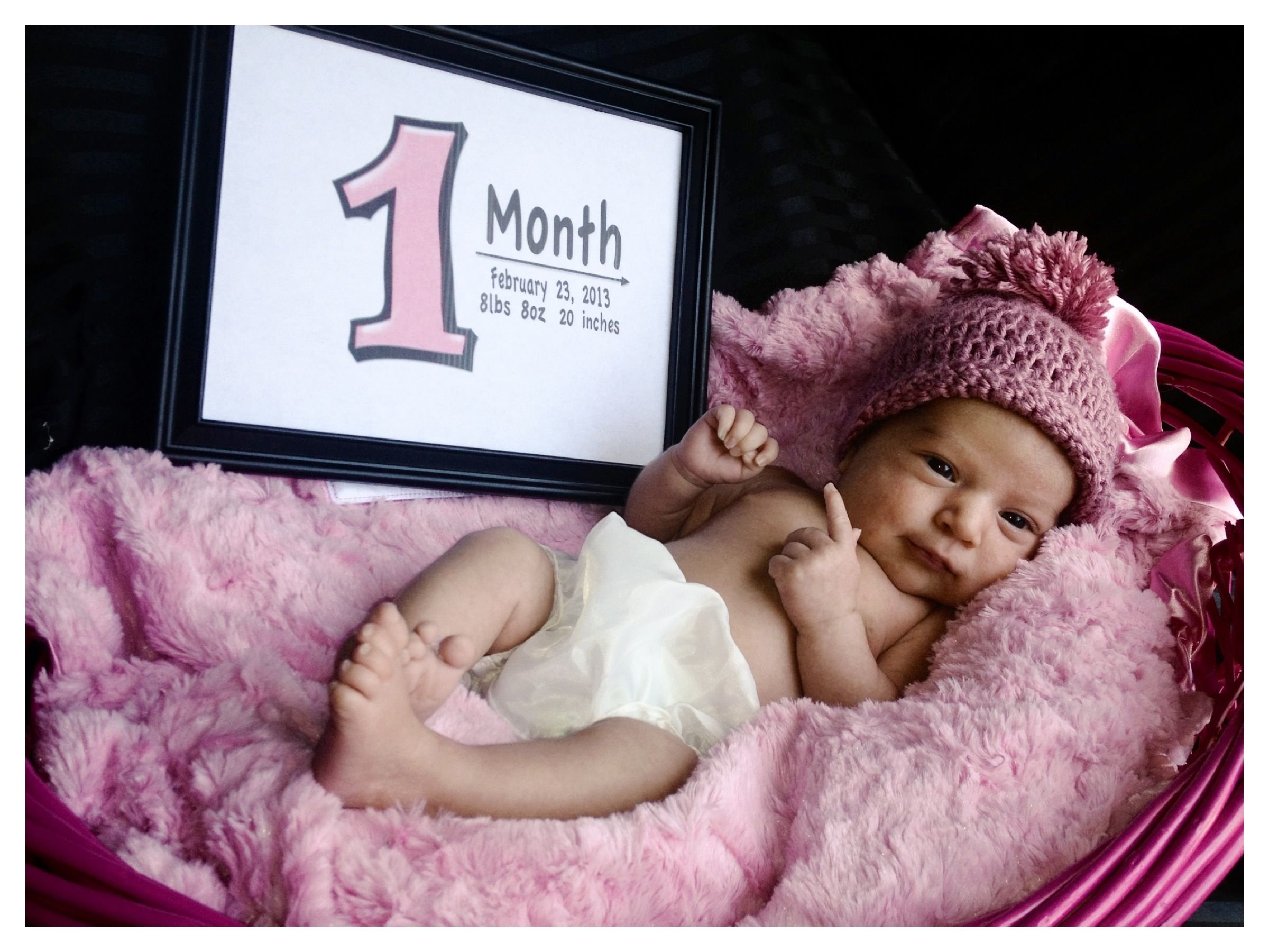 С 1 месяцем дочки. Открытка 1 месяц девочке. Открытка доченьке 1 месяц. Поздравление с 1 месяцем. С месяцем рождения девочке.