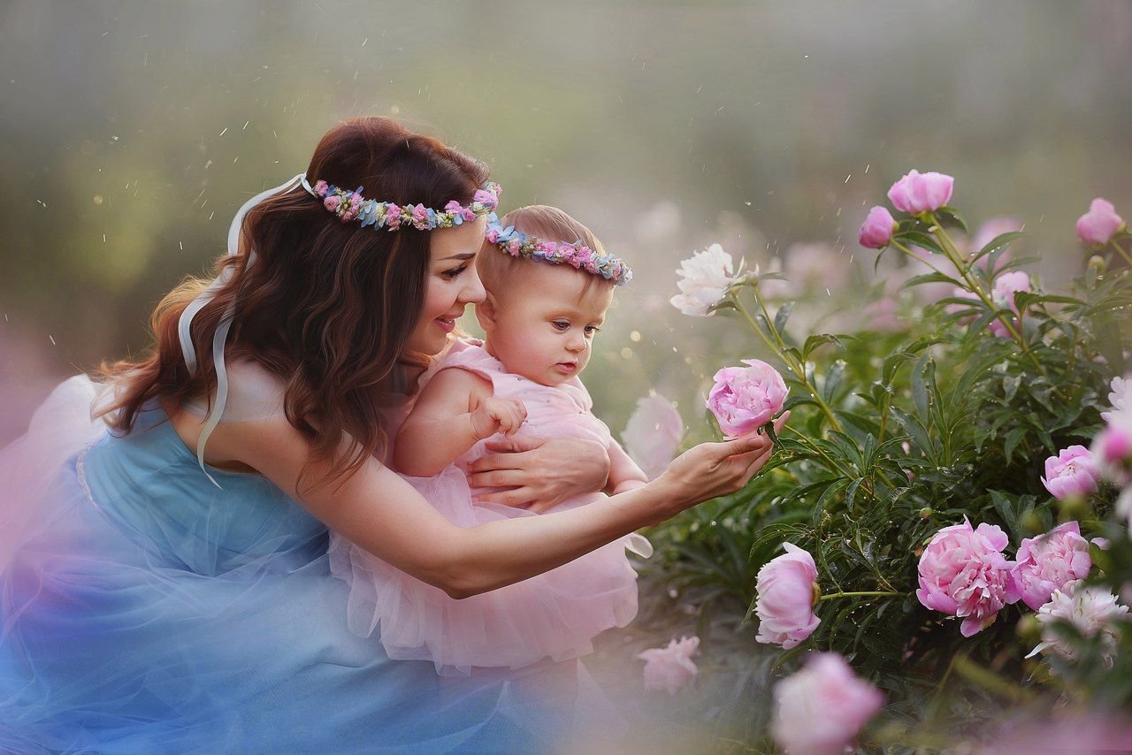 Мама нежные картинки. Мать с ребенком. Мама и дочка. Мать и ребенок с цветами. Мама с дочкой цветы.