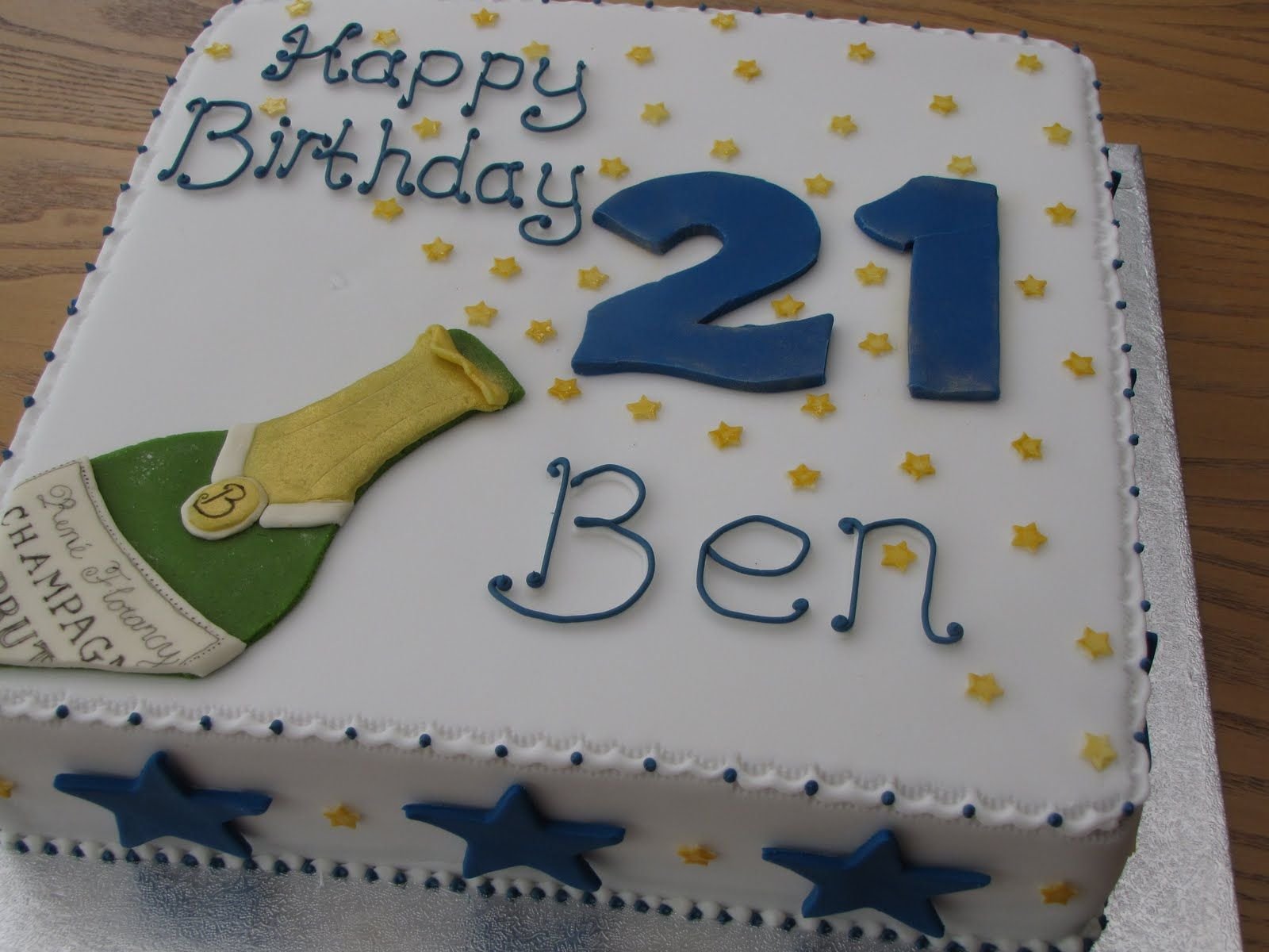 С 21 годом сынок. Тортик на 21 год для парня. Торт на день рождения юноше. Торт на восемнадцатилетие парню.