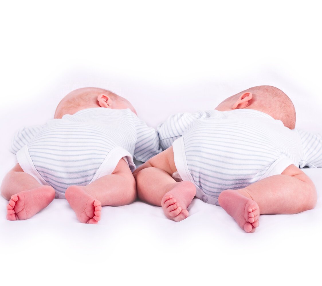 Родившиеся утром. С рождением двойняшек мальчиков. С рождением двух мальчиков. С рождением малышей двойни. Двойняшки мальчики родились.