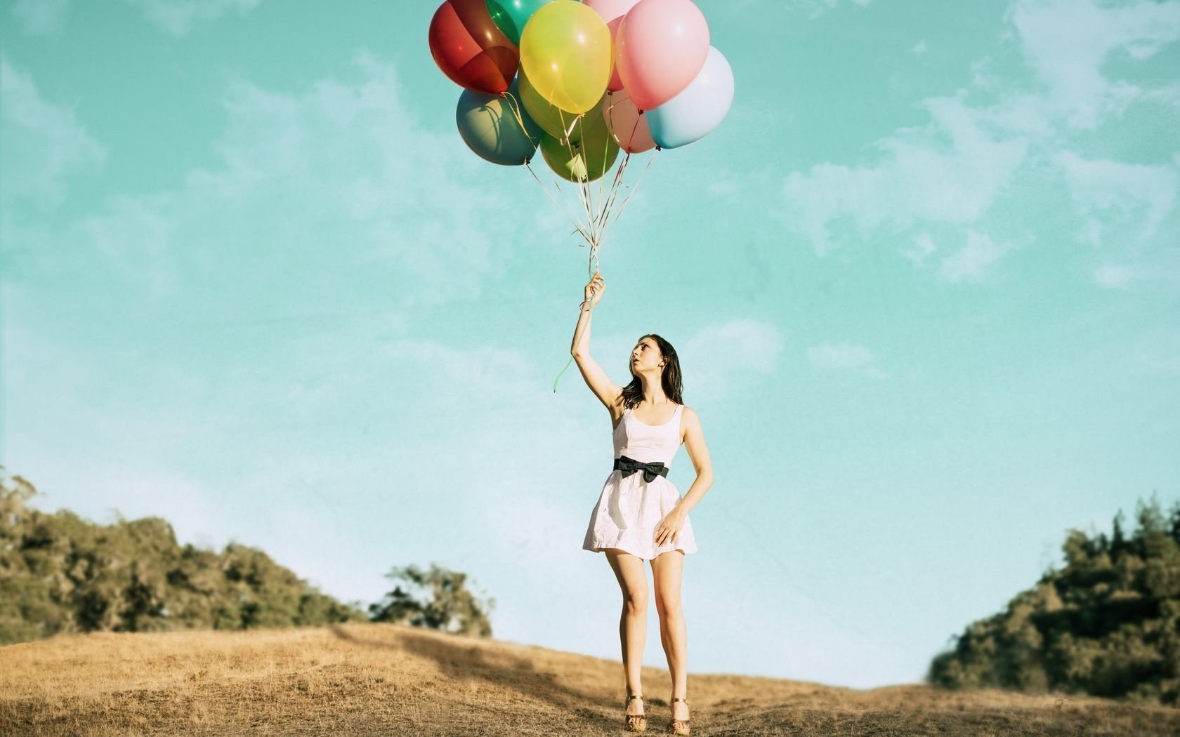 Девушки с шарами видео. Девушка с воздушными шарами. Девочка с воздушным шариком. Фотосессия с воздушными шариками. Фотосессия с воздушными шарами на природе.