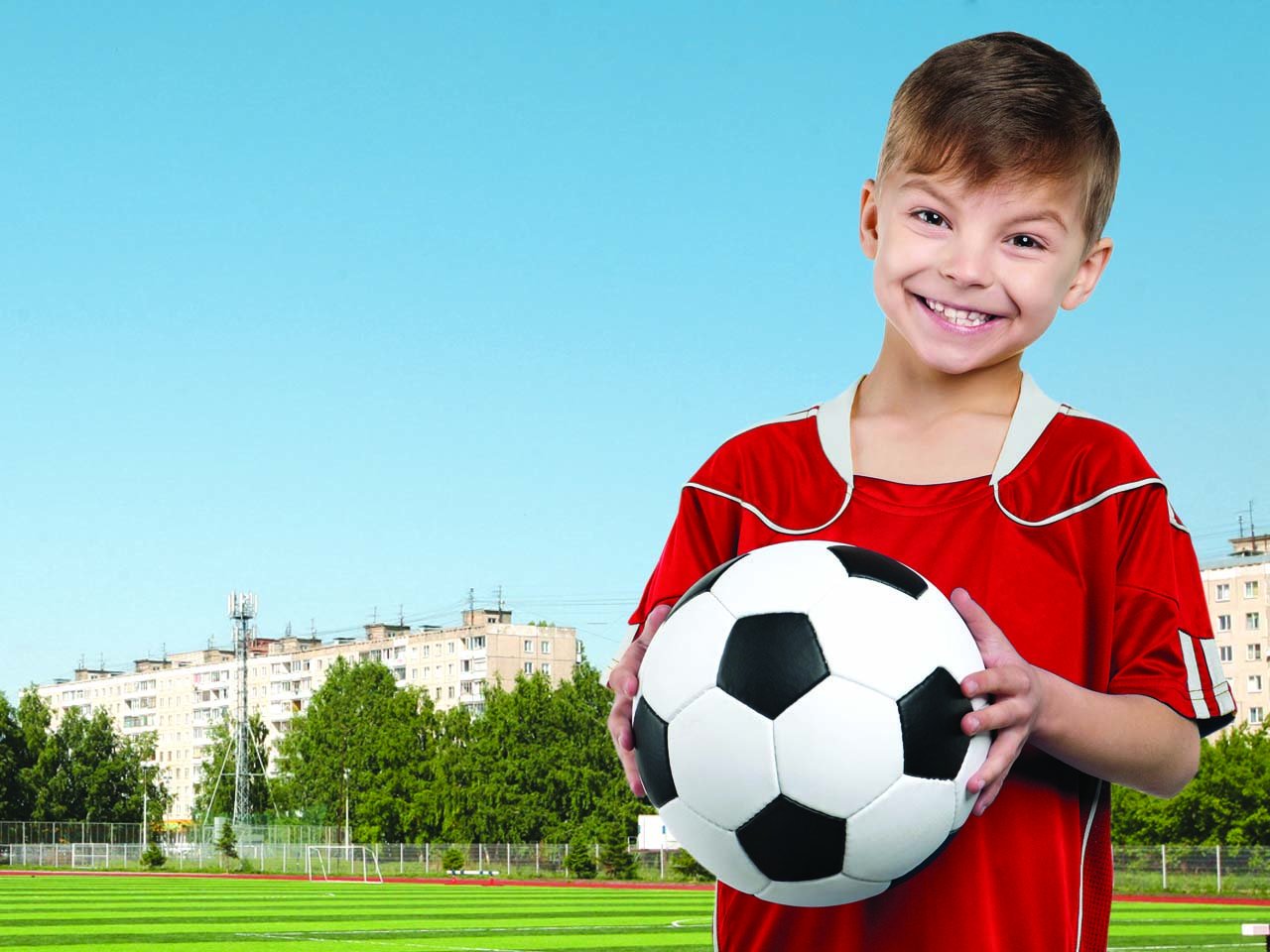 Спортивный мальчик 11 лет. Футбол дети. Дети футболисты. Мальчик с футбольным мячом. Юные футболисты.