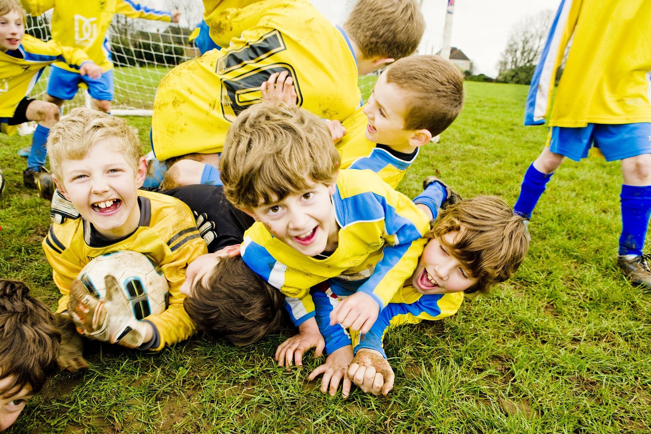 Футбольные турниры для детей. Детский футбол. Футбол дети. Юные футболисты. Дети играющие в футбол.