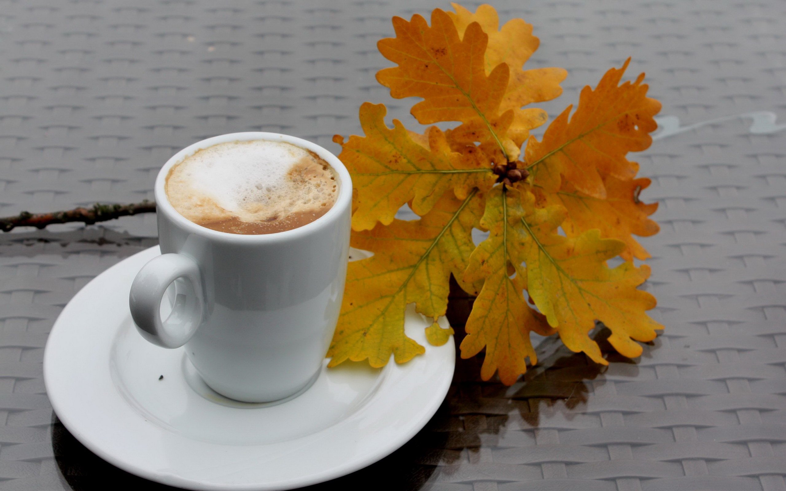 Доброе утро день картинки осенние. С добрым осенним. Осенний кофе. Осеннее утро. Утренний осенний кофе.