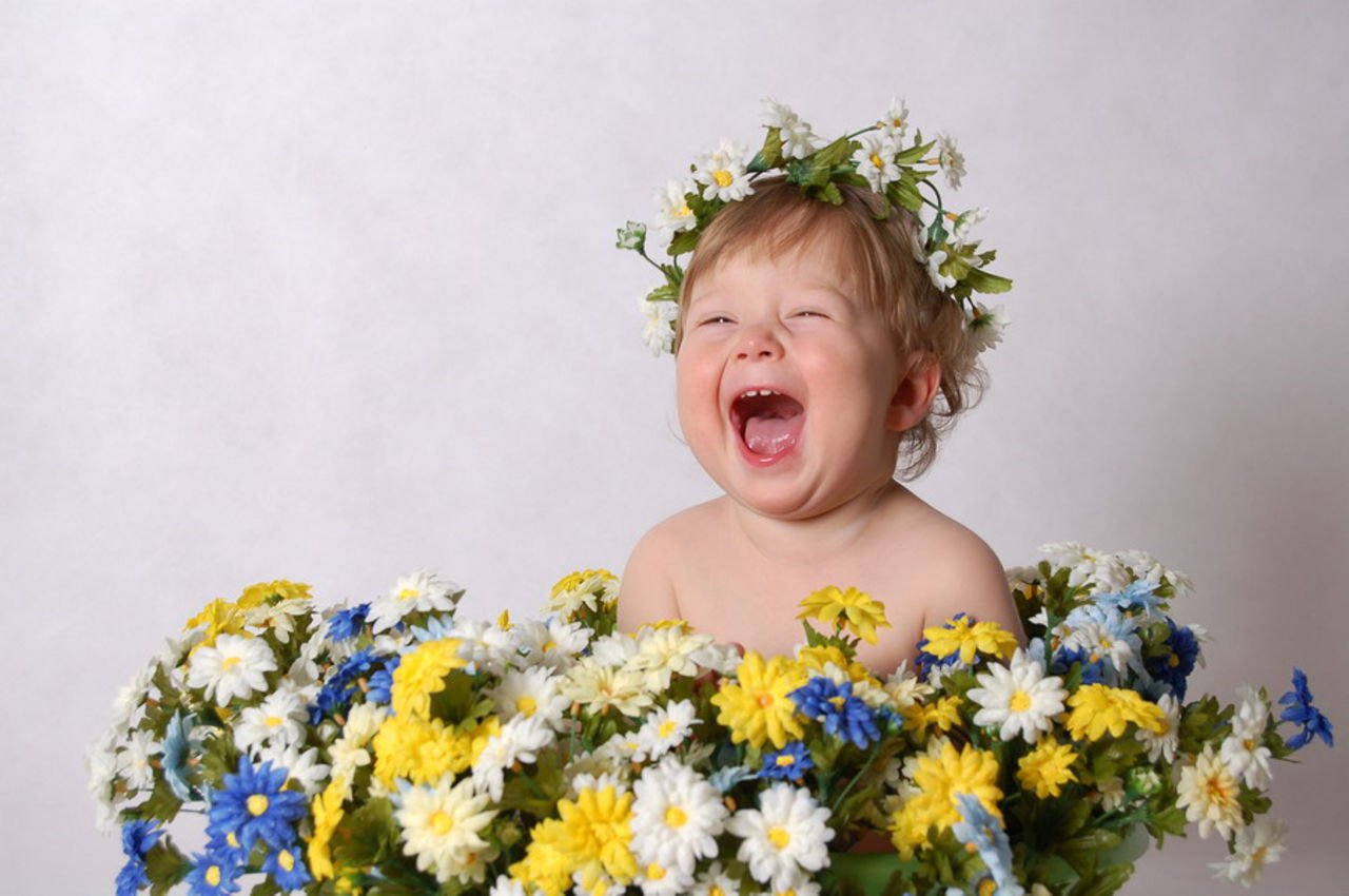 Песню давайте смеяться. Дети цветы жизни. Дети в цветах. Дети с цветами. Цветы для детей.