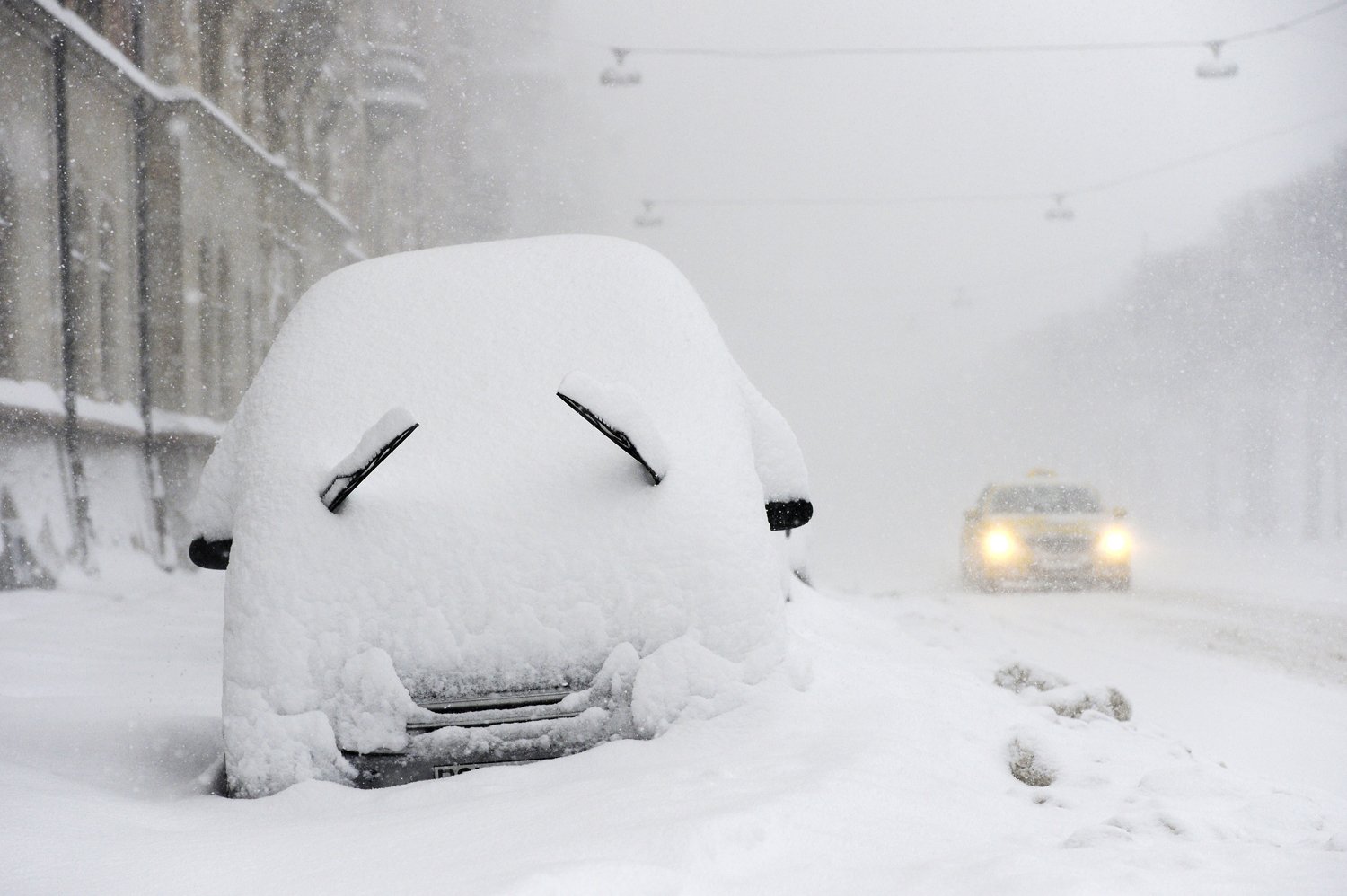 Снег смешная картинка. Снегопад. Машина под снегом. Машина в сугробе. Машина занесенная снегом.
