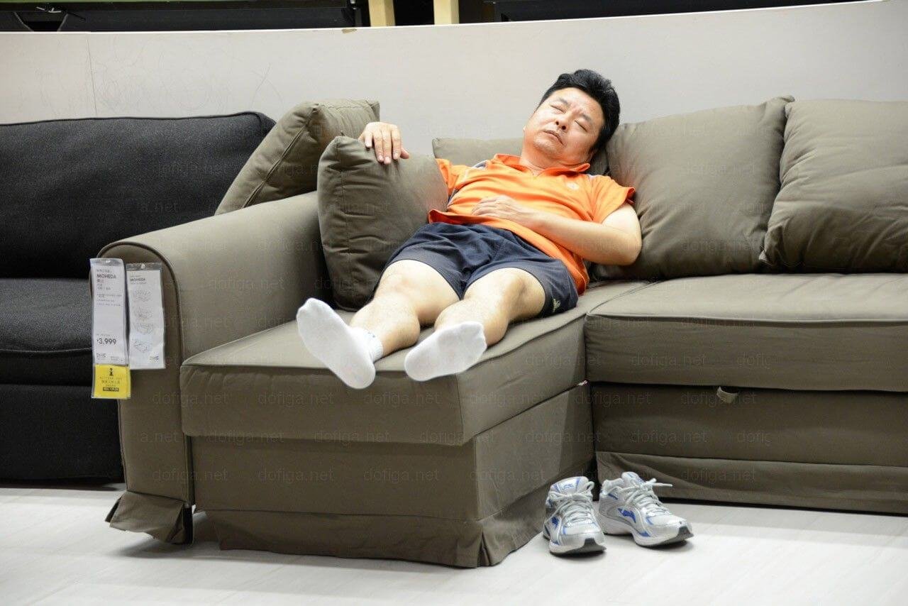 Надо спать диваны. Прикольные диваны. Человек на диване. Смешной диван. Люди в мебельном магазине.