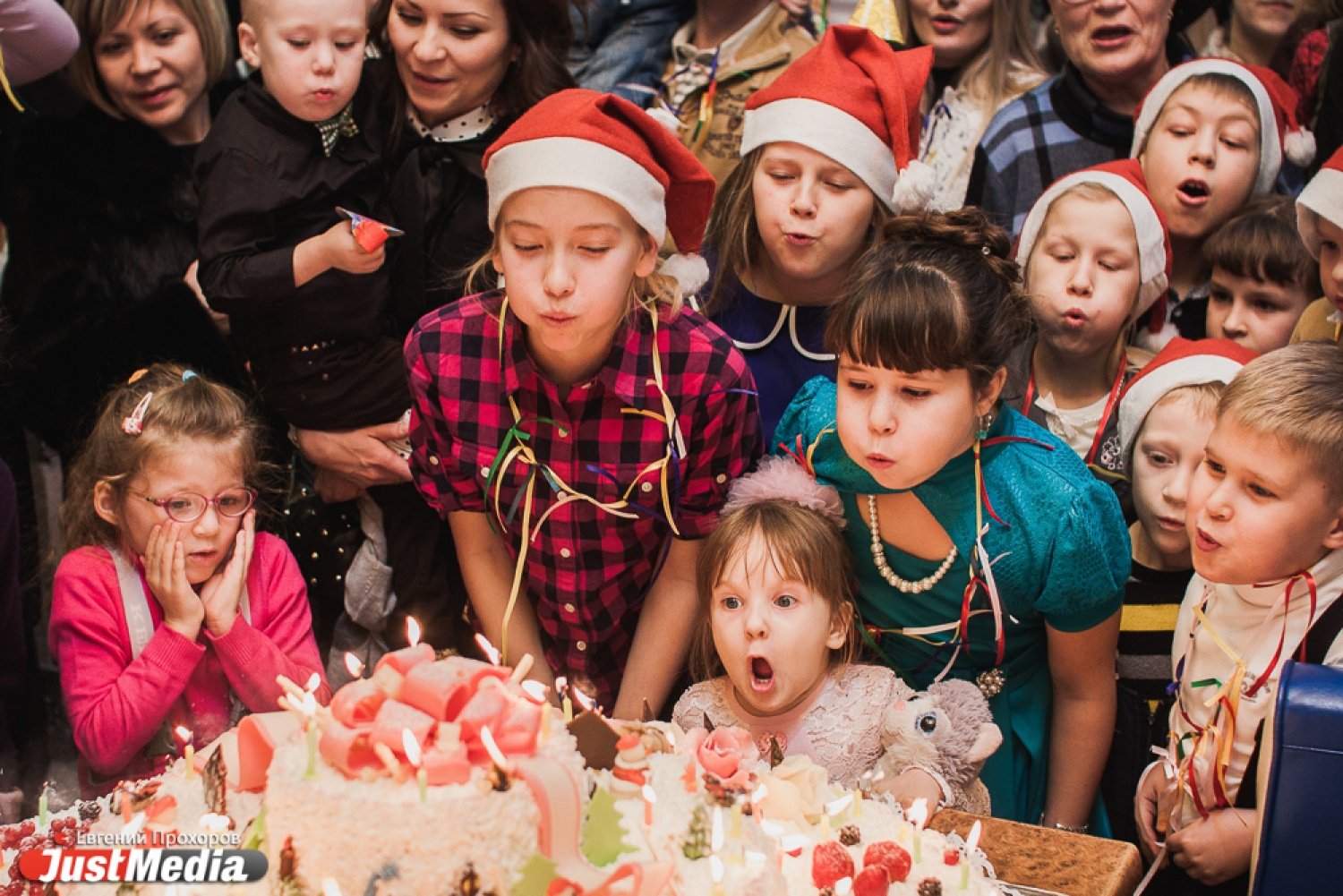 31 декабря 2008. С днем рождения 31 декабря. Новогодние именинники. Праздничная вечеринка с огромным тортом. Необычные праздники 31 декабря.