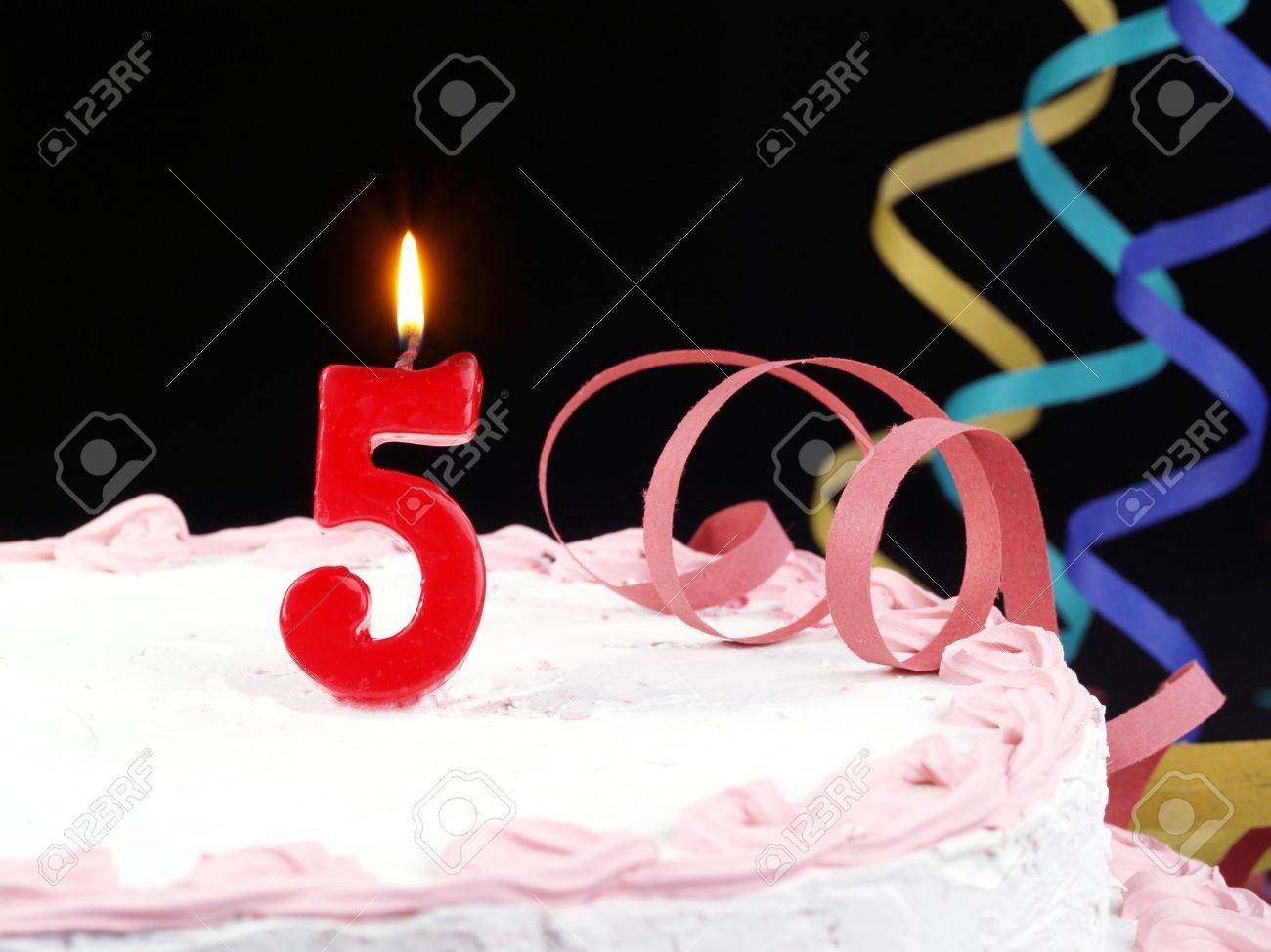 Торт 5 свечей. Торт со свечкой 5 лет. Тортик с пятью свечками. Торт с 5 свечками. Поздравляю с 5 месяцами отношений.