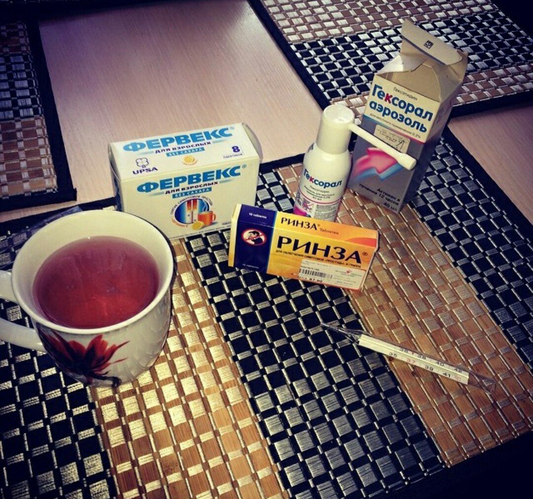 Заболел чай. Лекарства от простуды на столе. Болею таблетки. #Болею для сторис. Чай лекарство.