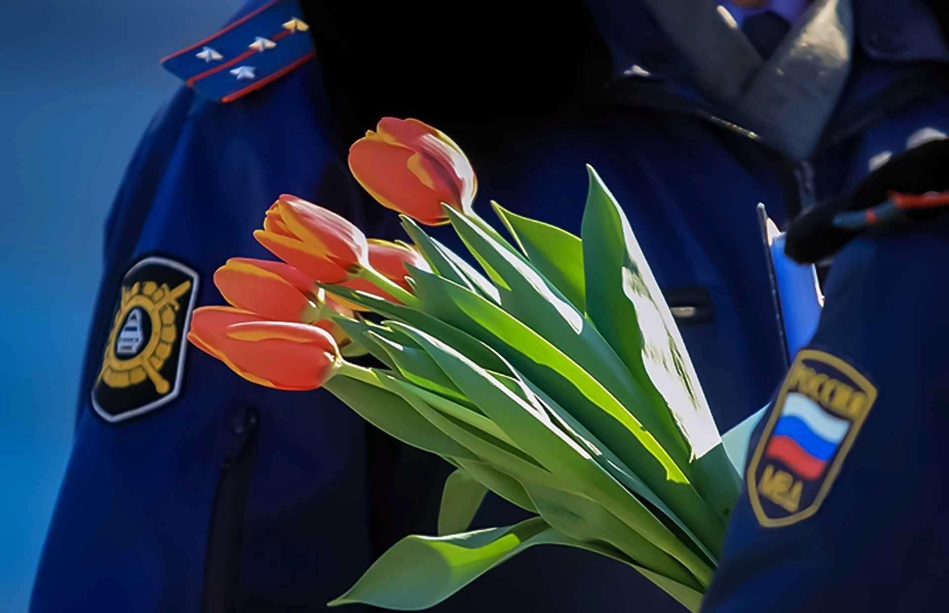 День милиции. Полиция с цветами. С днем полиции цветы. С днем полиции. ГИБДД цветы.
