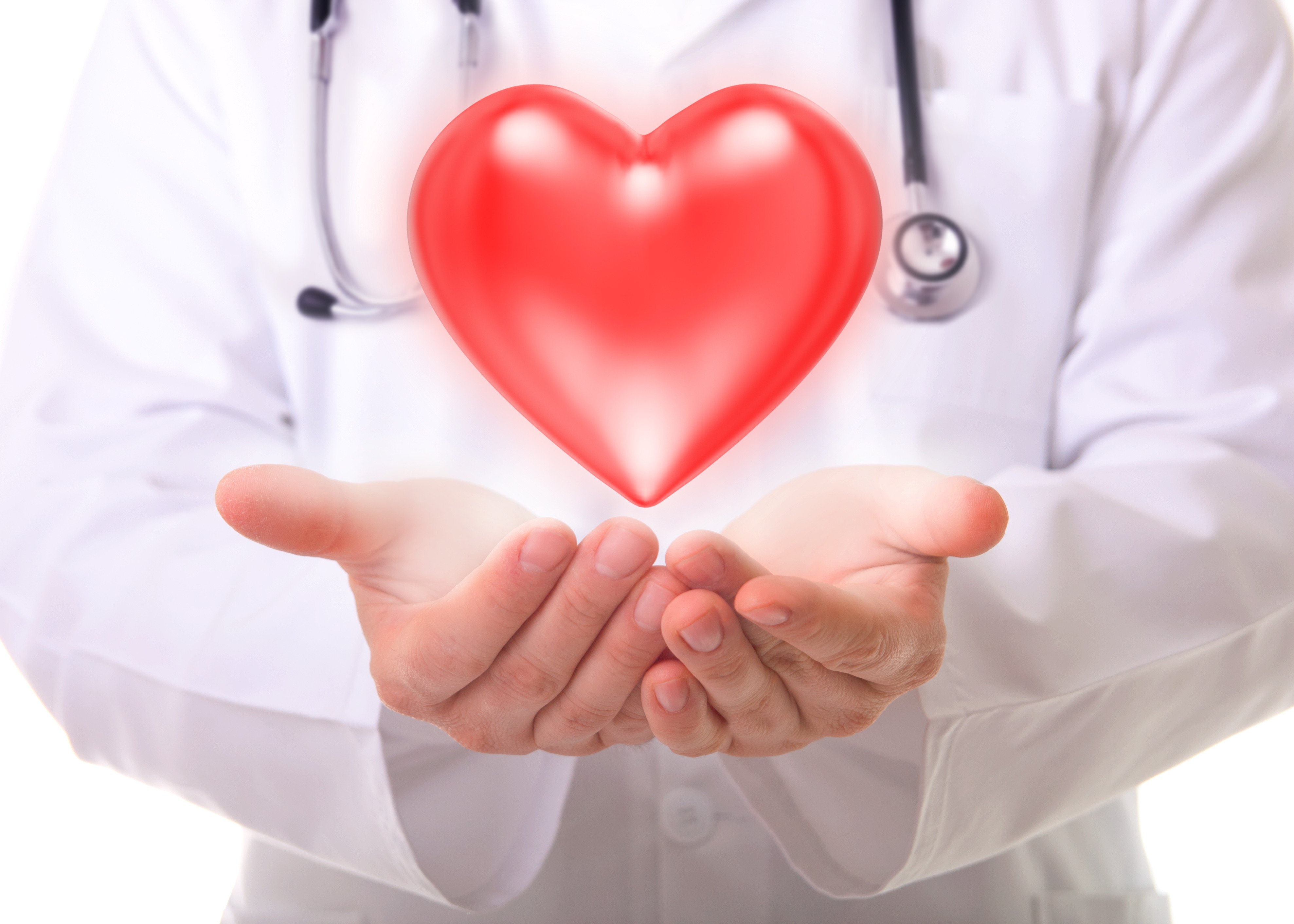 Центр здоровья сердца. Сердце в руках врача. Врач с сердцем. Доктор с сердцем в руках. Врач с сердечком.