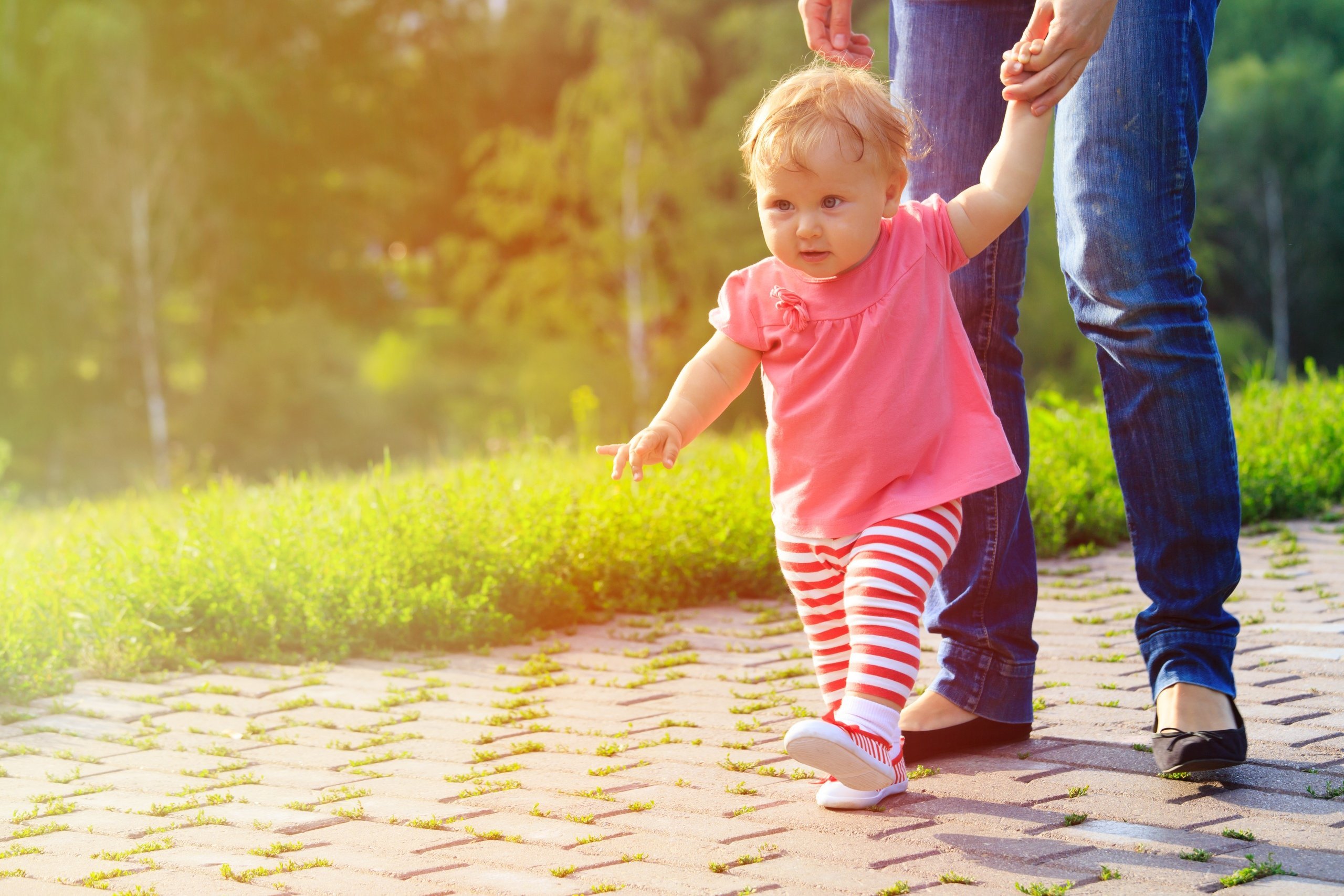 1 first step. Первые шаги ребенка. Маленькая девочка первые шаги. Ребенок ходит. Учимся ходить.