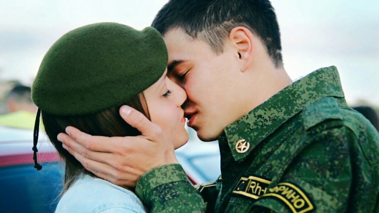 Курсант 8 читать полностью. Девушка солдат. Поцелуй солдат. Жена военного. Парень и девушка армия.