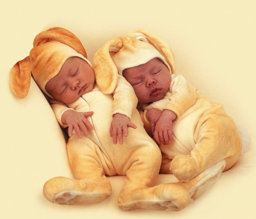 Поздравление братьям близнецам. Поздравляю с двойняшками. С рождением двойни мальчиков. Поздравляю с рождением малышей двойняшек. Поздравляю с рождением детей двойни.