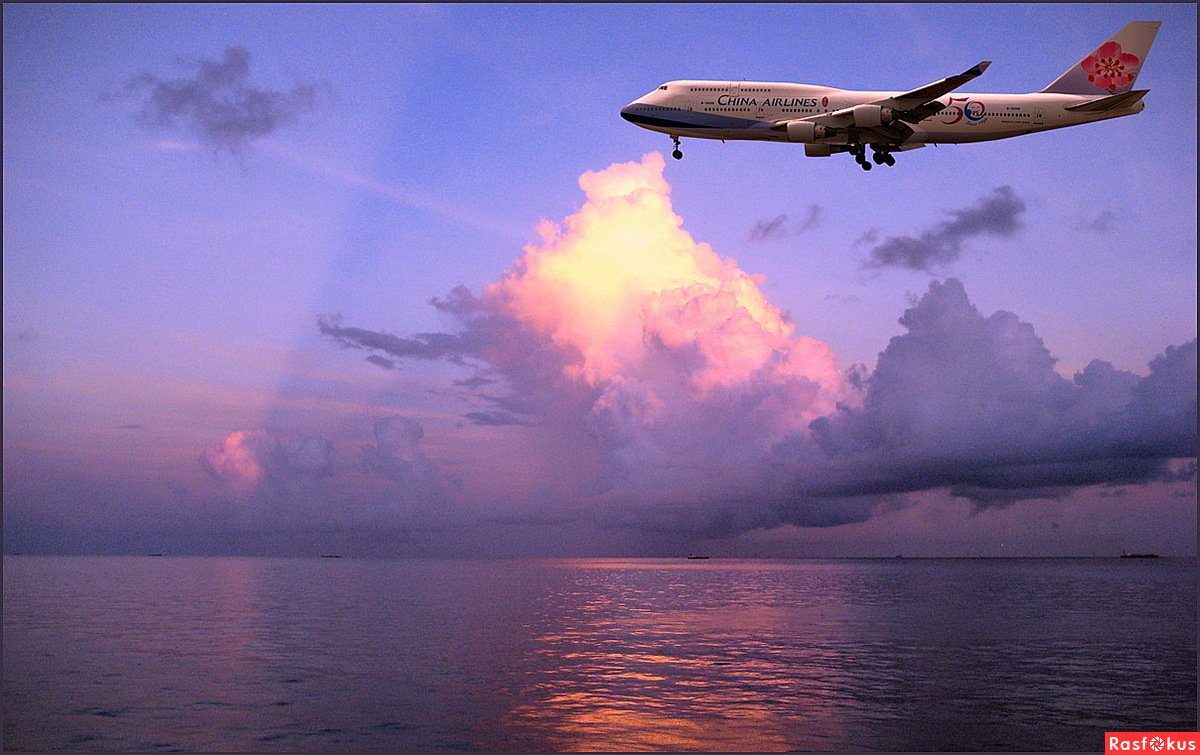 Самолет летающий по воде. Самолет в небе. Самолет над морем. Самолет в облаках. Самолет взлетает.