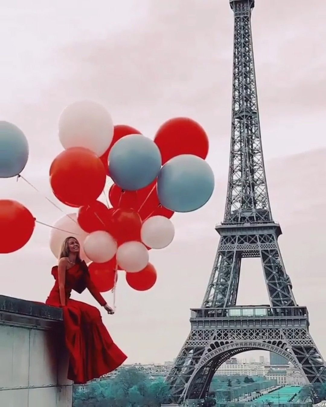 Башня с шарами. Девушка с шариками. Девушка с воздушными шарами. Воздушные шары Париж.