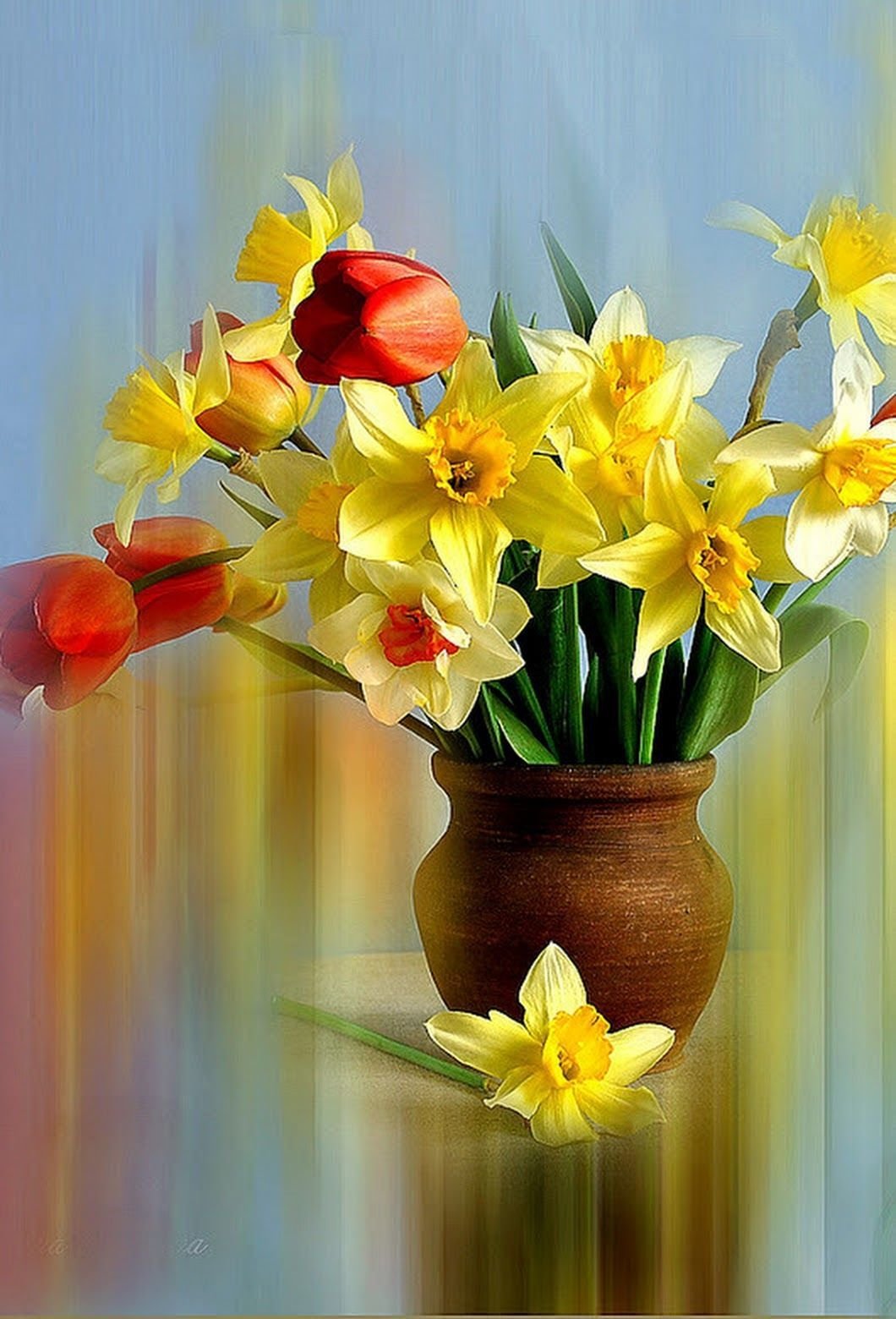 Открытки с нарциссами. Нарциссы цветы букет. Весенние цветы в вазе. Нарциссы в вазе. Яркие весенние цветы в вазе.