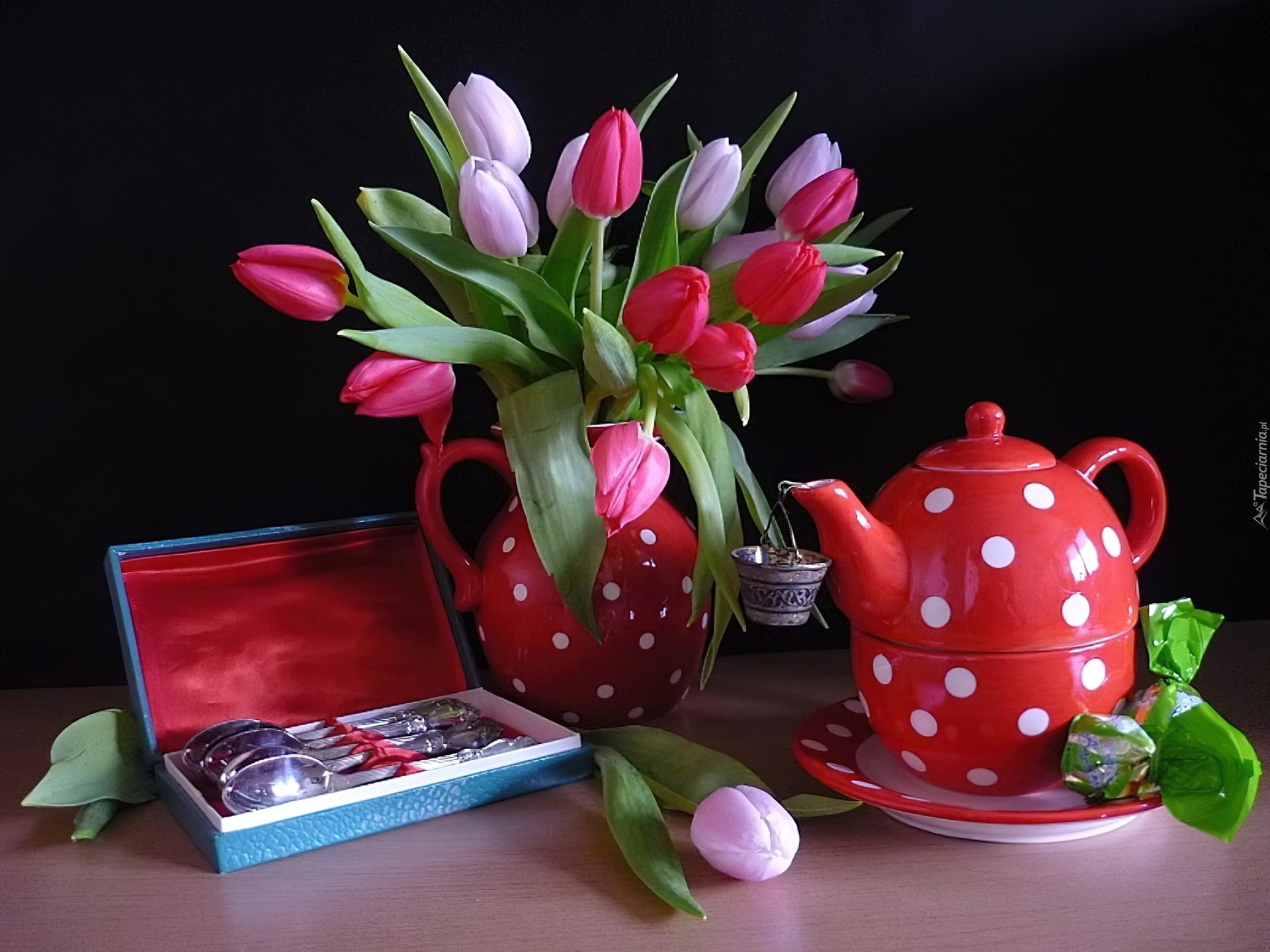 Хорошего дня тюльпаны картинки. Натюрморт Весеннее настроение. Натюрморт с тюльпанами. Открытки с добрым утром с тюльпанами.