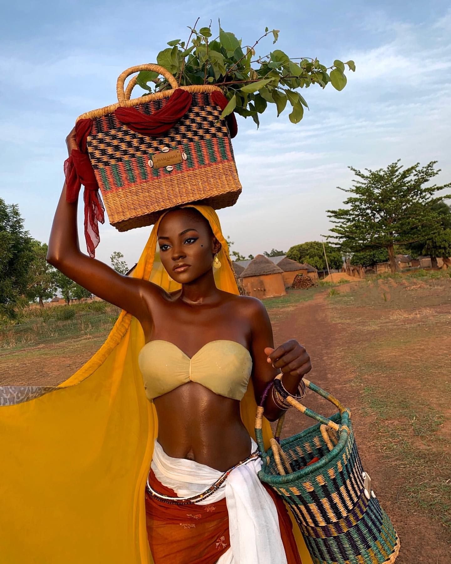 Куньяза. Модель Хамамат. Африканка с корзиной на голове. Африканские девушки. Самые красивые африканские девушки.