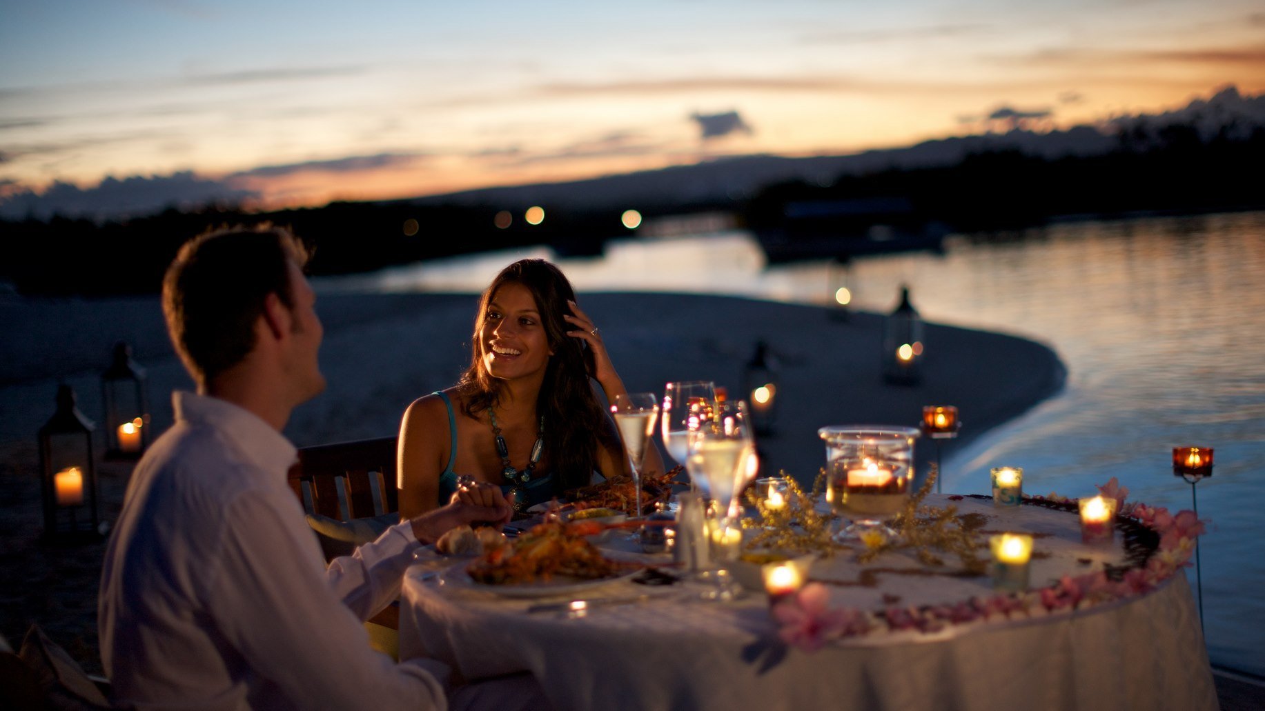 Вечером какой отношение. Романтический ужин. Романтический вечер. Романтический ужин при свечах. Ужин на берегу реки.
