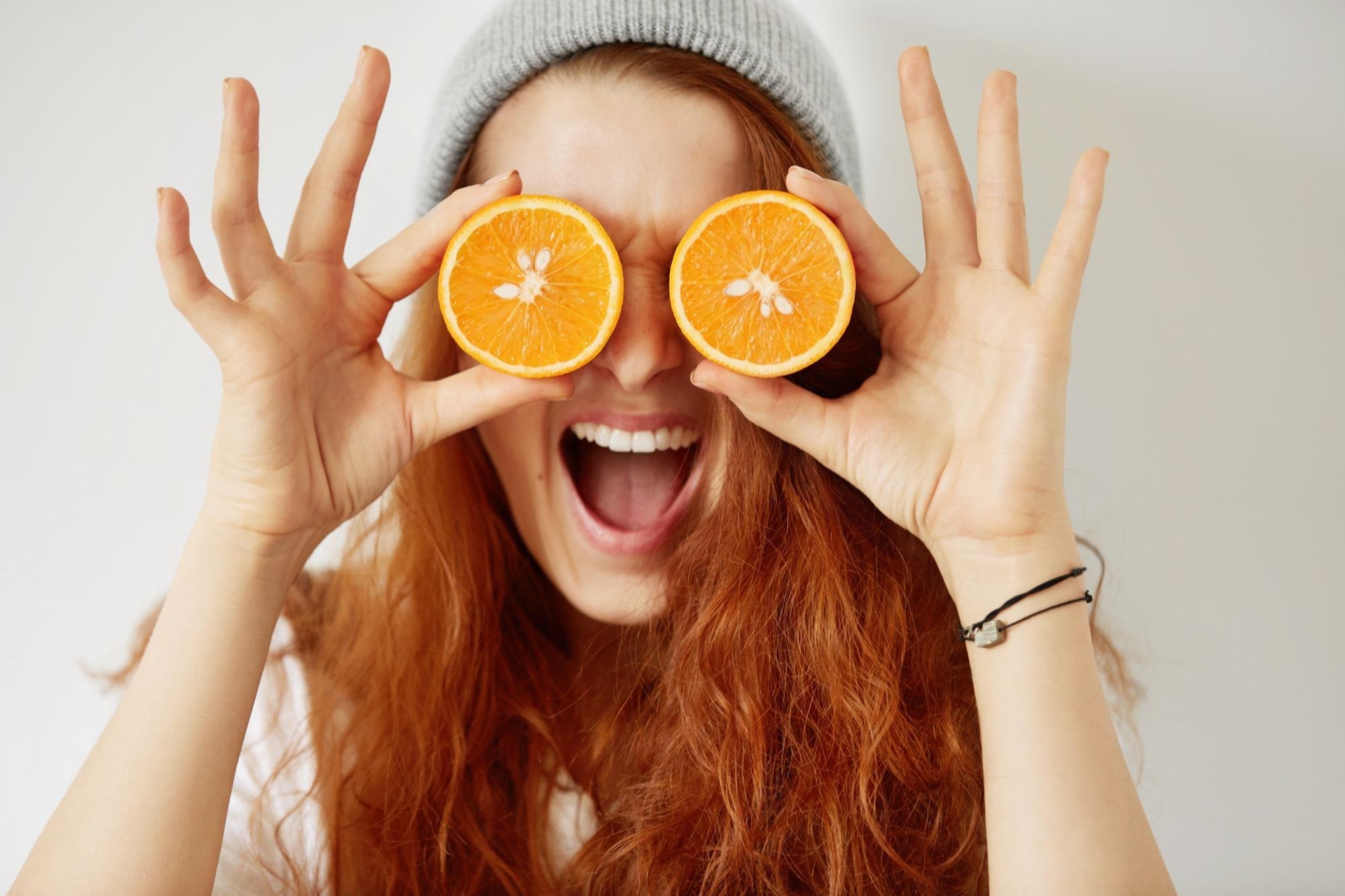 Реклама мандаринов. Девушка с апельсинами. Фотосессия с апельсинами. Девушка с апельсинами на глазах. Рыжая девушка с апельсином.
