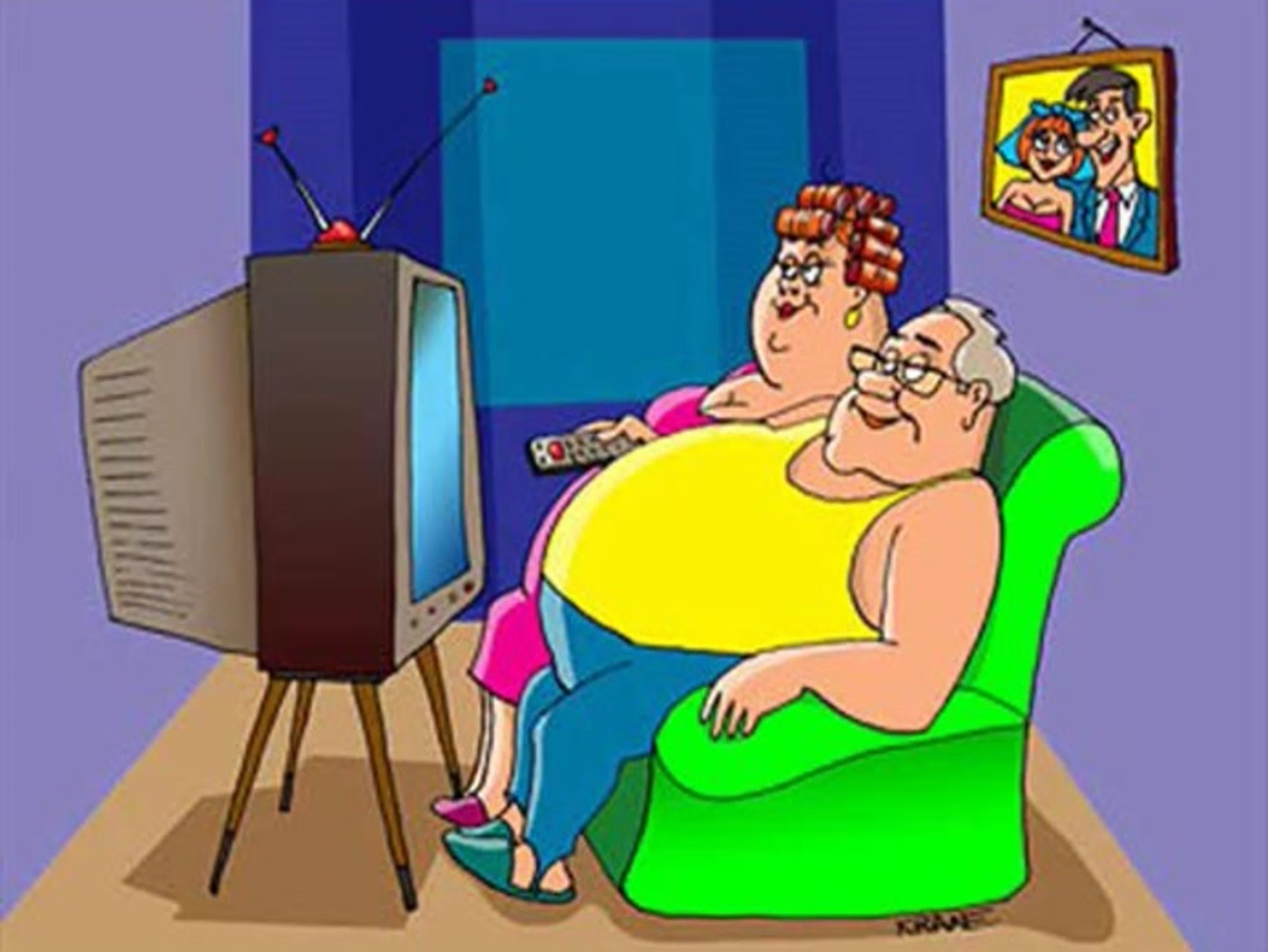Спать отключи телевизор. Прикольный телевизор. Телевидение карикатура. Муж с женой у телевизора. Бабка у телевизора.