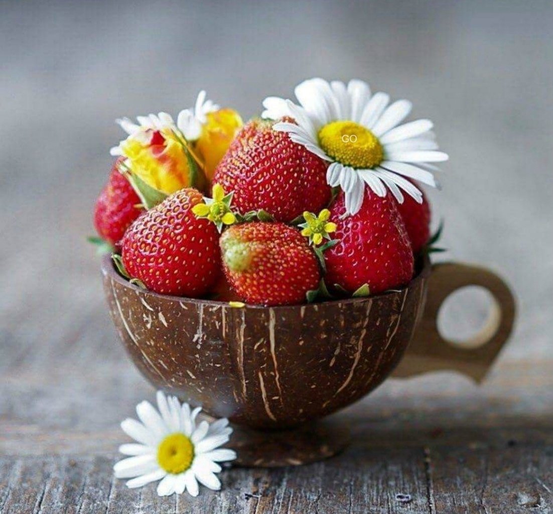 Хорошего дня фрукты. Доброе утро земляника. Доброе утро ягоды. Клубника. Пожелания с добрым утром с ягодами.