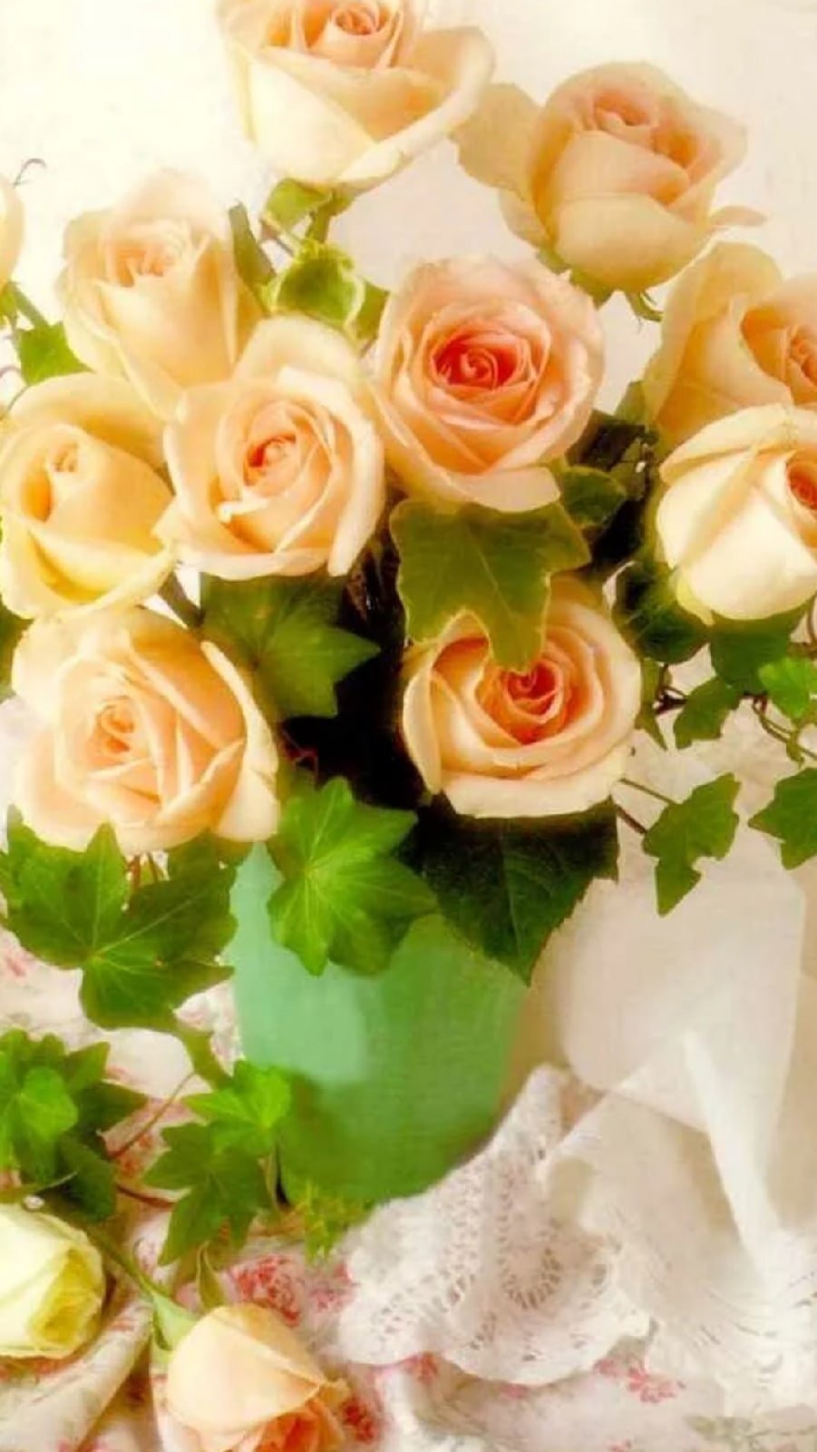 Вертикальные картинки с днем рождения. С днем рождения розы. Открытки с днём рождения розы. Букет чайных роз. Открытка с цветами вертикальная.
