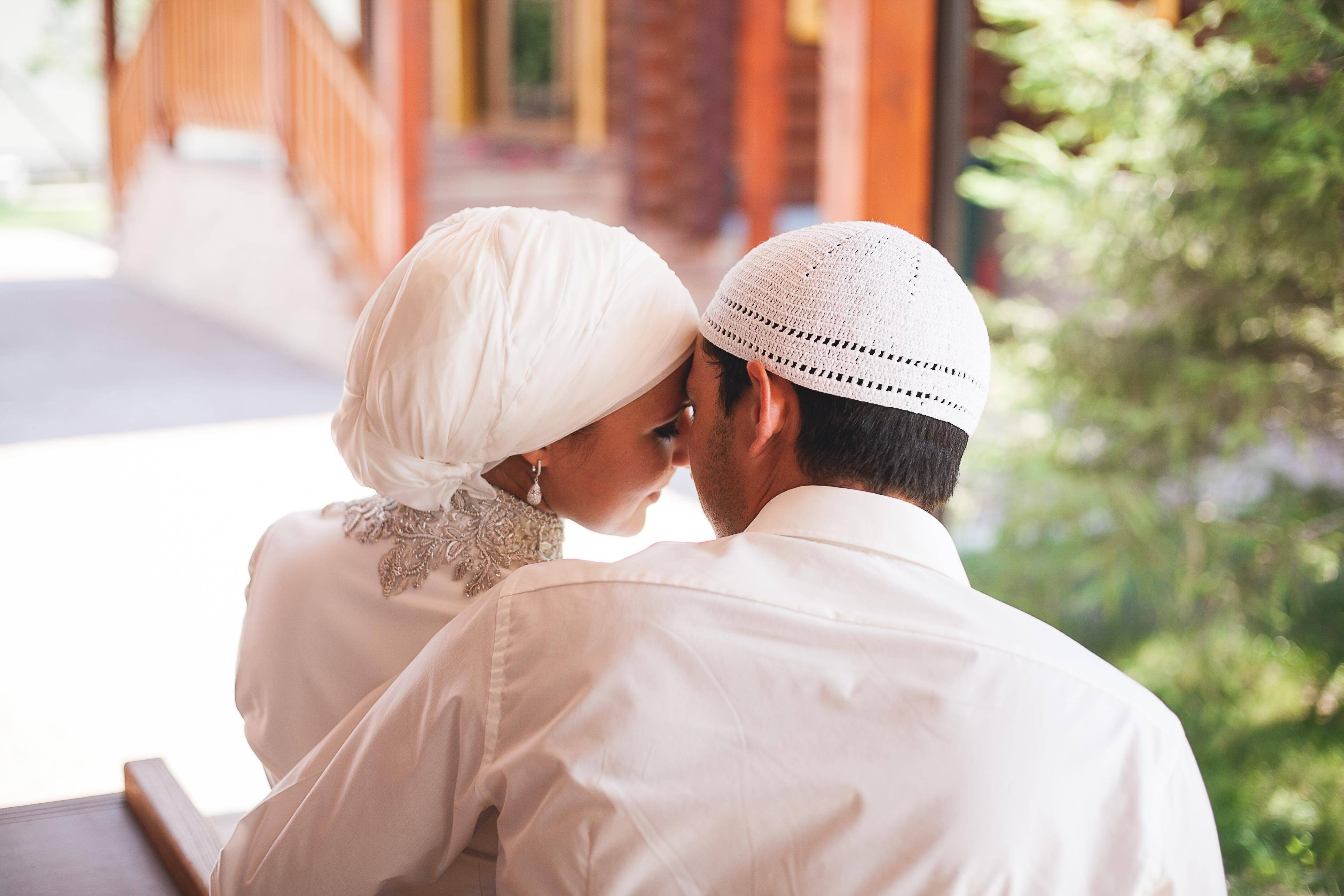 Муж и жена арабские. Свадьба в Исламе. Мусульманка с мужем. Мусульманский брак. Мусульманская свадьба со спины.