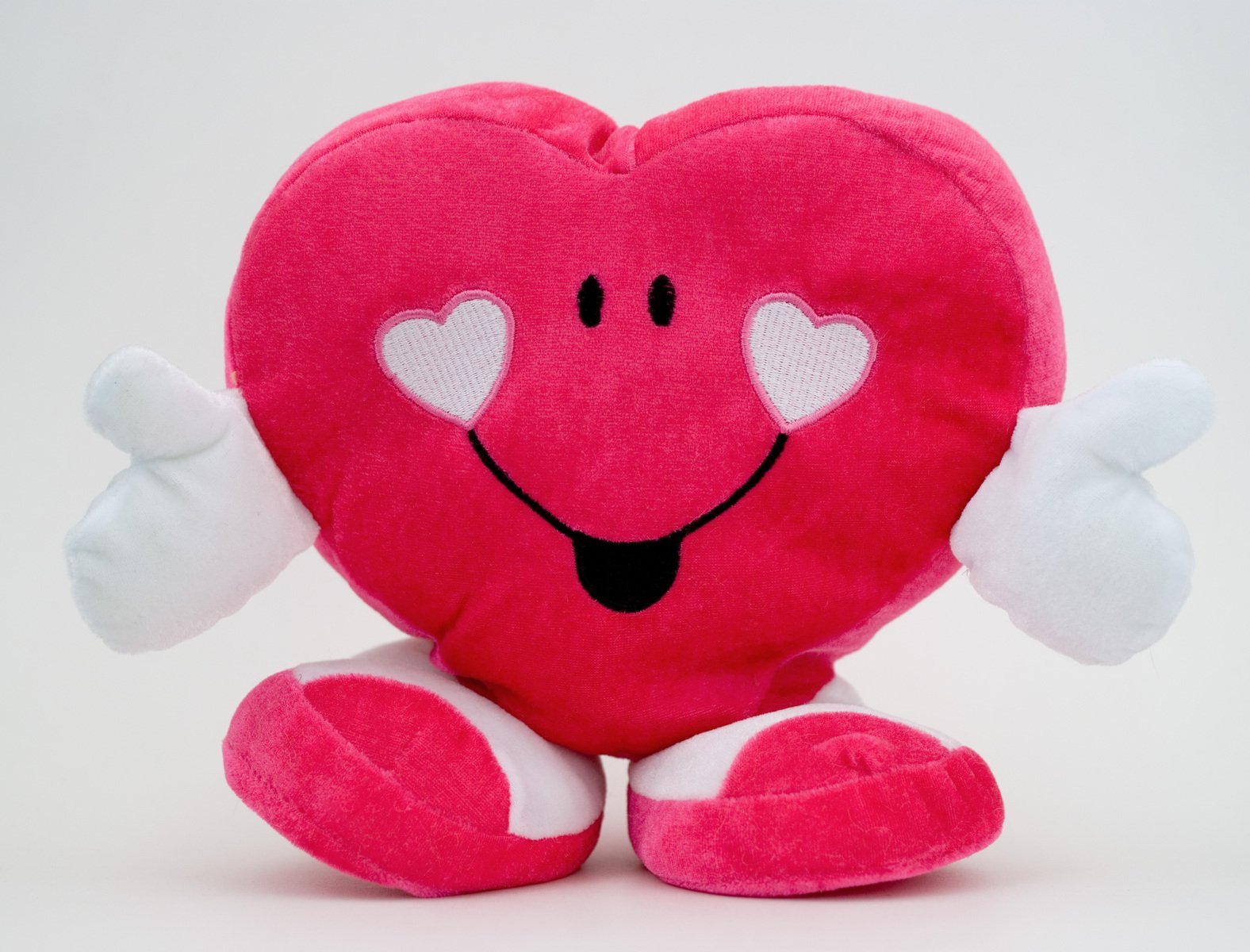 Подушка игрушка сердце. Мягкая игрушка сердце. Мягкая игрушка сердечко. Мягкая игрушка сердце с руками. Сердце с игрушкой.