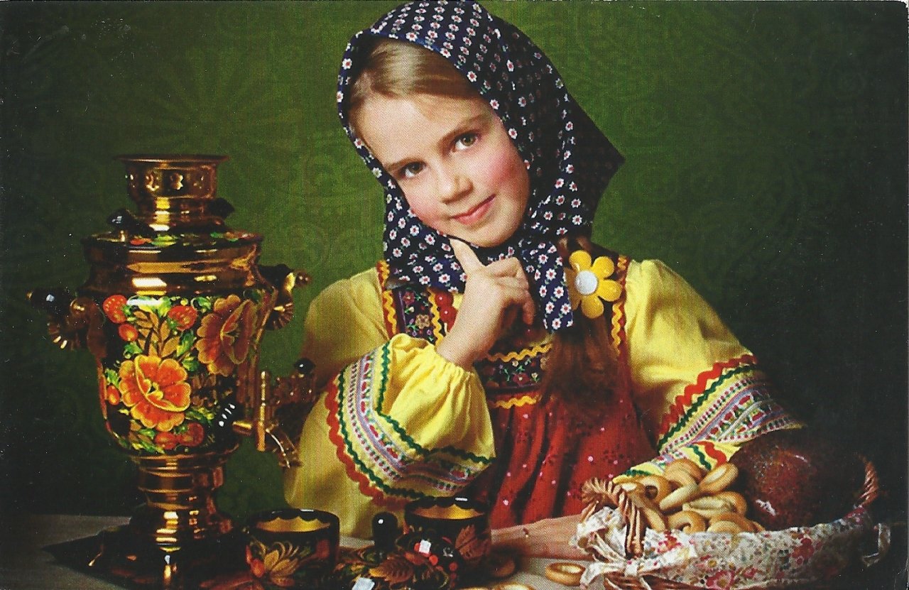 Сидела за самоваром. Традиционное русское чаепитие. Фотосессия с самоваром. Русская красавица с самоваром.