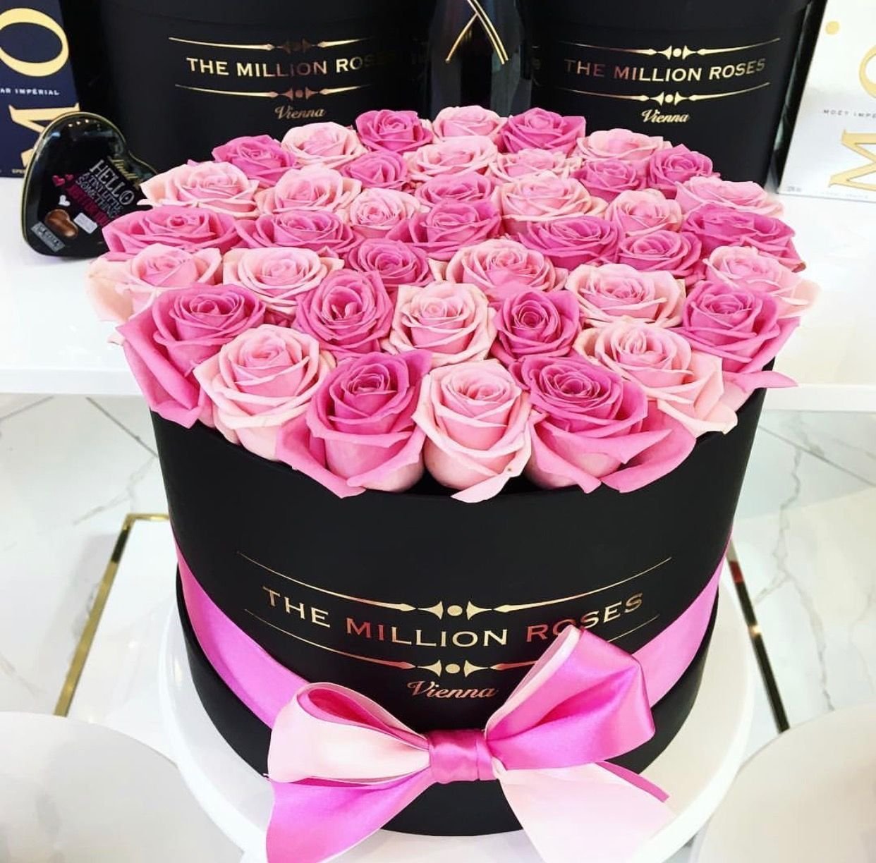 С днем рождения женщине цветы в коробке. Роуз Люксури. Шикарные цветы в коробках. Шикарный букет цветов в коробке. Красивые коробки с цветами.