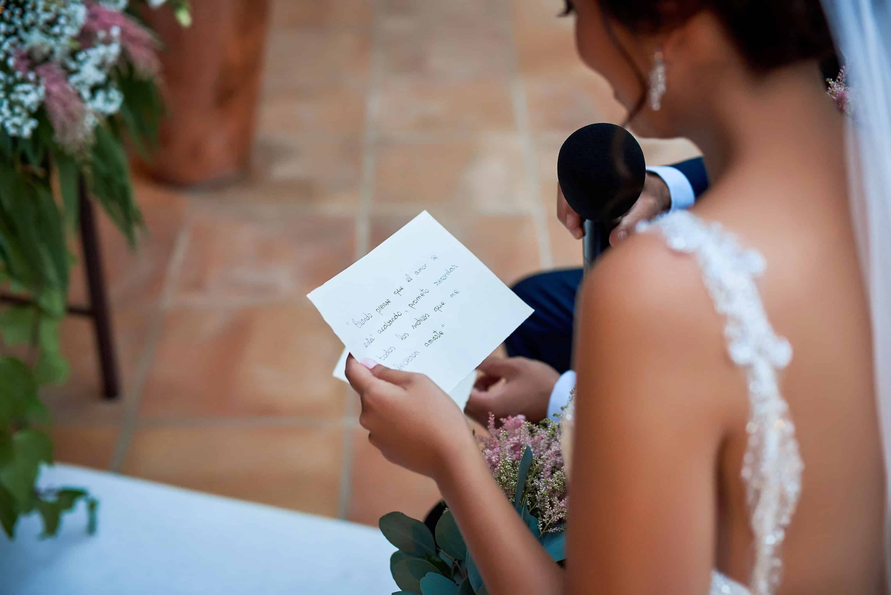 Невесту на свадьбе читать. Клятва на свадьбу. Невеста. Грустная невеста на свадьбе. Красивые Свадебные клятвы.