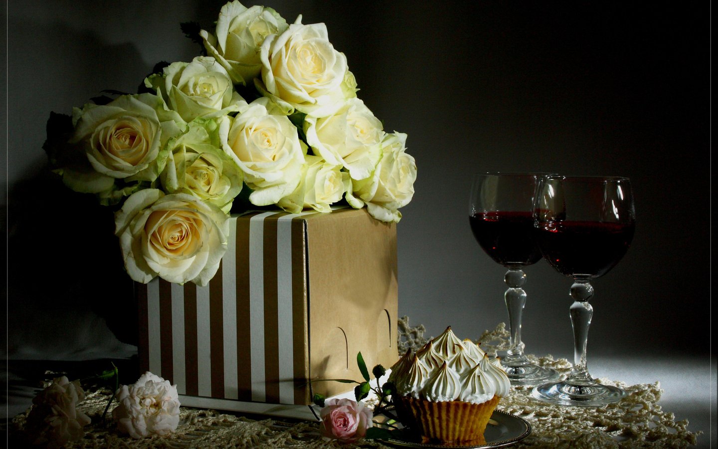 Розы букет вечер. Вечерний букет цветов. Добрый вечер цветы. Добрый вечер с белыми розами. Доброго вечера розы шампанское.