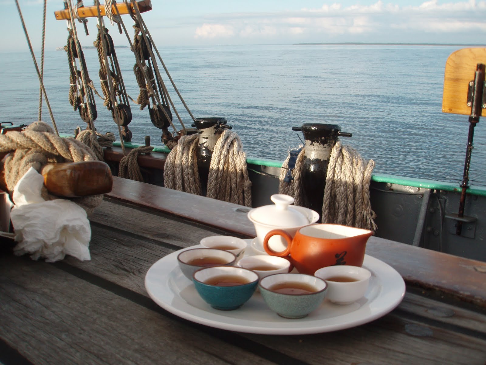 Утро палуба. Завтрак на корабле. Чаепитие на море. Завтрак у моря. Чашка кофе на берегу моря.