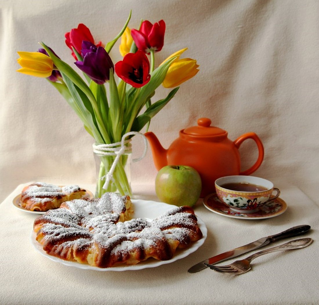 Доброе утро с кофе весенние с пожеланиями. Утренний натюрморт. Натюрморты с цветами и пирожными. Натюрморт с тортом и цветами. Натюрморт праздничный стол.