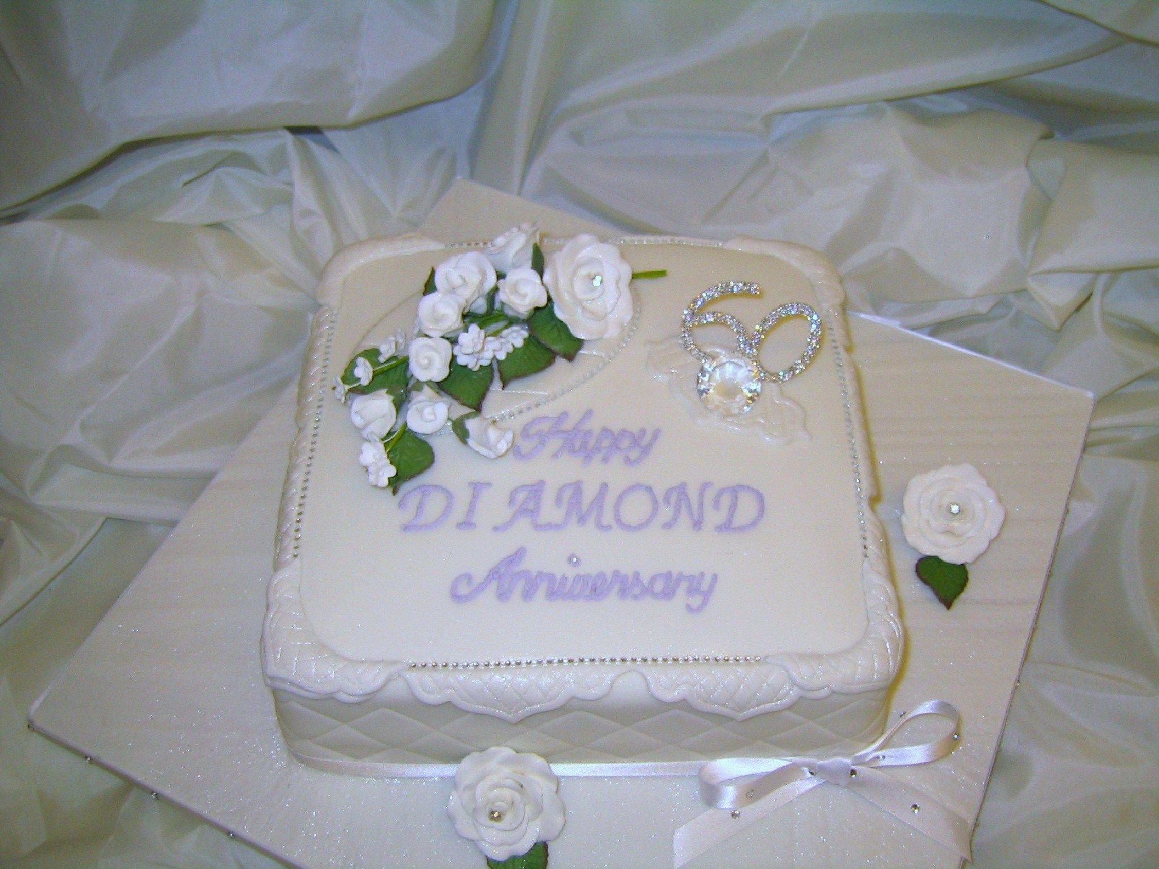 Совместное 60 летием. С бриллиантовой свадьбой. Торт на бриллиантовую свадьбу 60 лет. Бриллиантовая свадьба открытки. Торт на 60 летие совместной жизни.