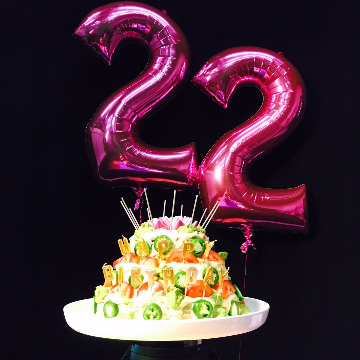 Поздравить с 22 летием. С днём рождения 22 года. Тортик 22 года. Торт на день рождения 22 года. 22 Тортик день рождения.