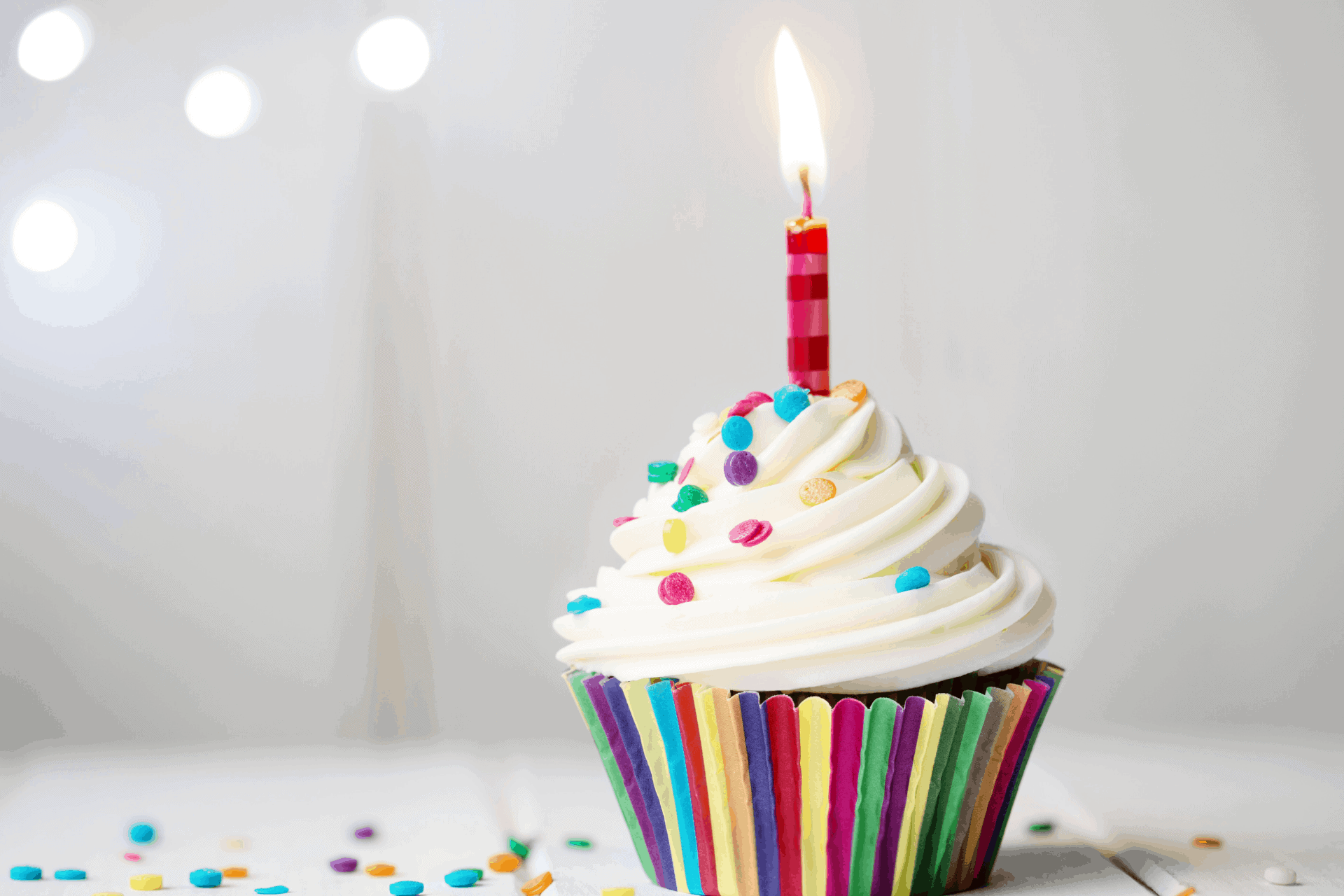 С днем рождения оригинально своими словами. С днем рождения. Кусок торта со свечкой. Кекс со свечкой. Кексик со свечкой.