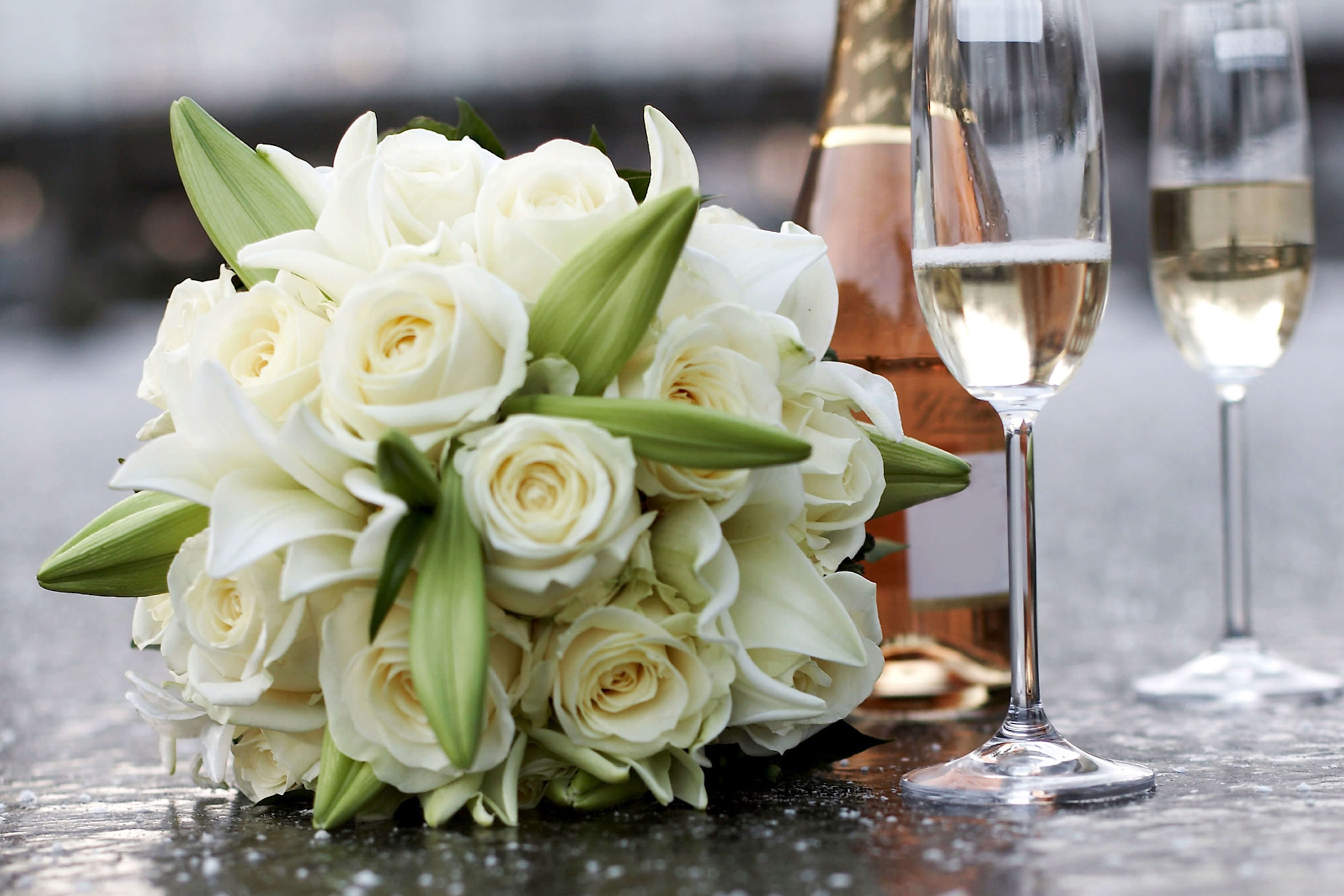 Шампанское и розы оригинал. Цветы и шампанское. Букет на годовщину свадьбы. Свадебный букет и шампанское. Свадебные фужеры и букет.
