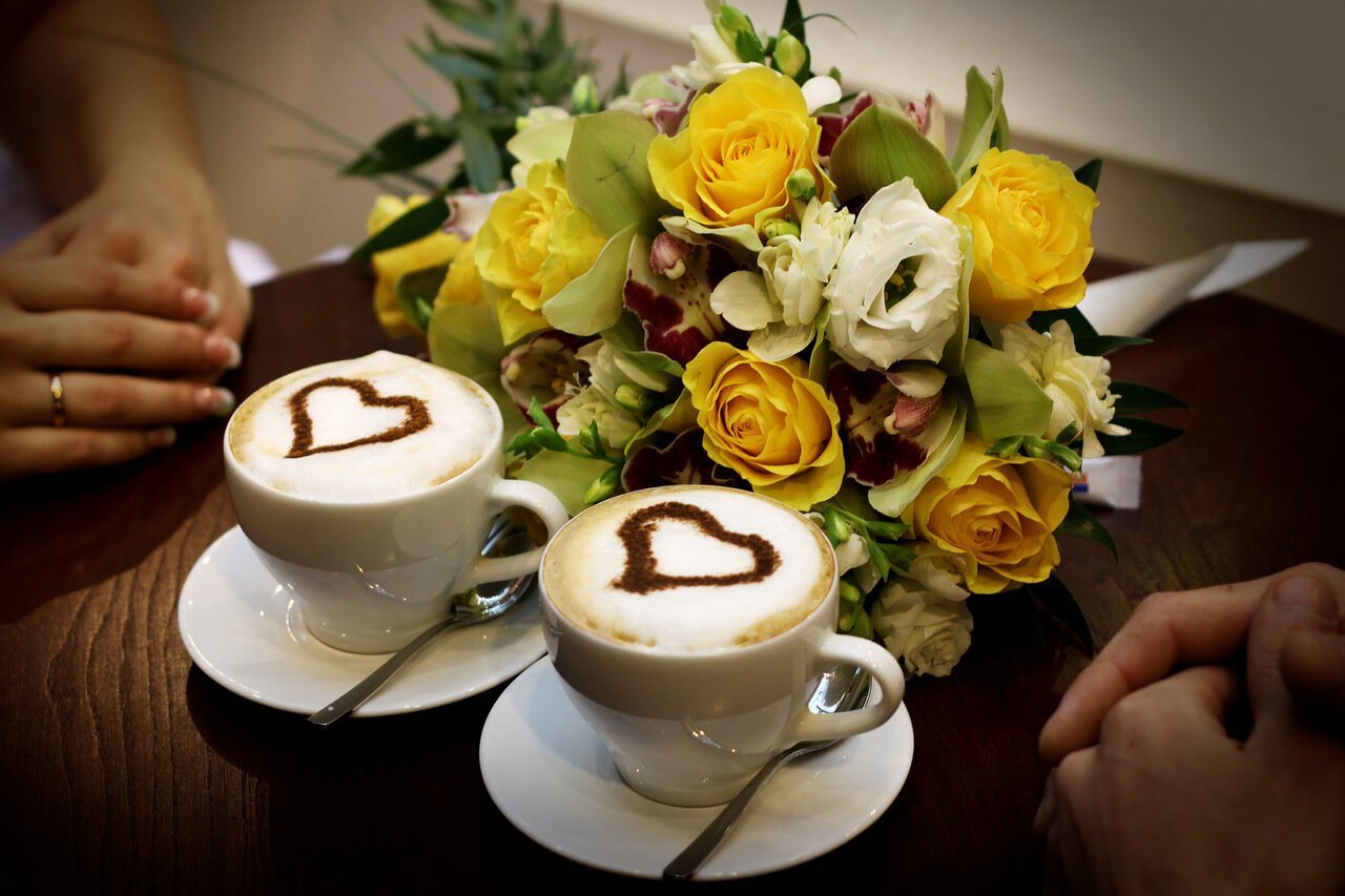 Изысканного утра. Кофе и цветы. Букет цветов и чашка кофе. Красивый кофе. Кофе в постель для любимой.